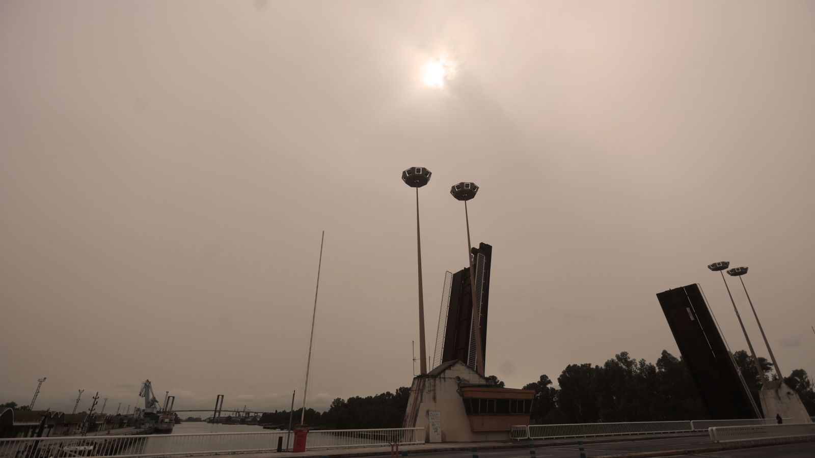 Un nuevo día de calima y lluvia de barro en Sevilla