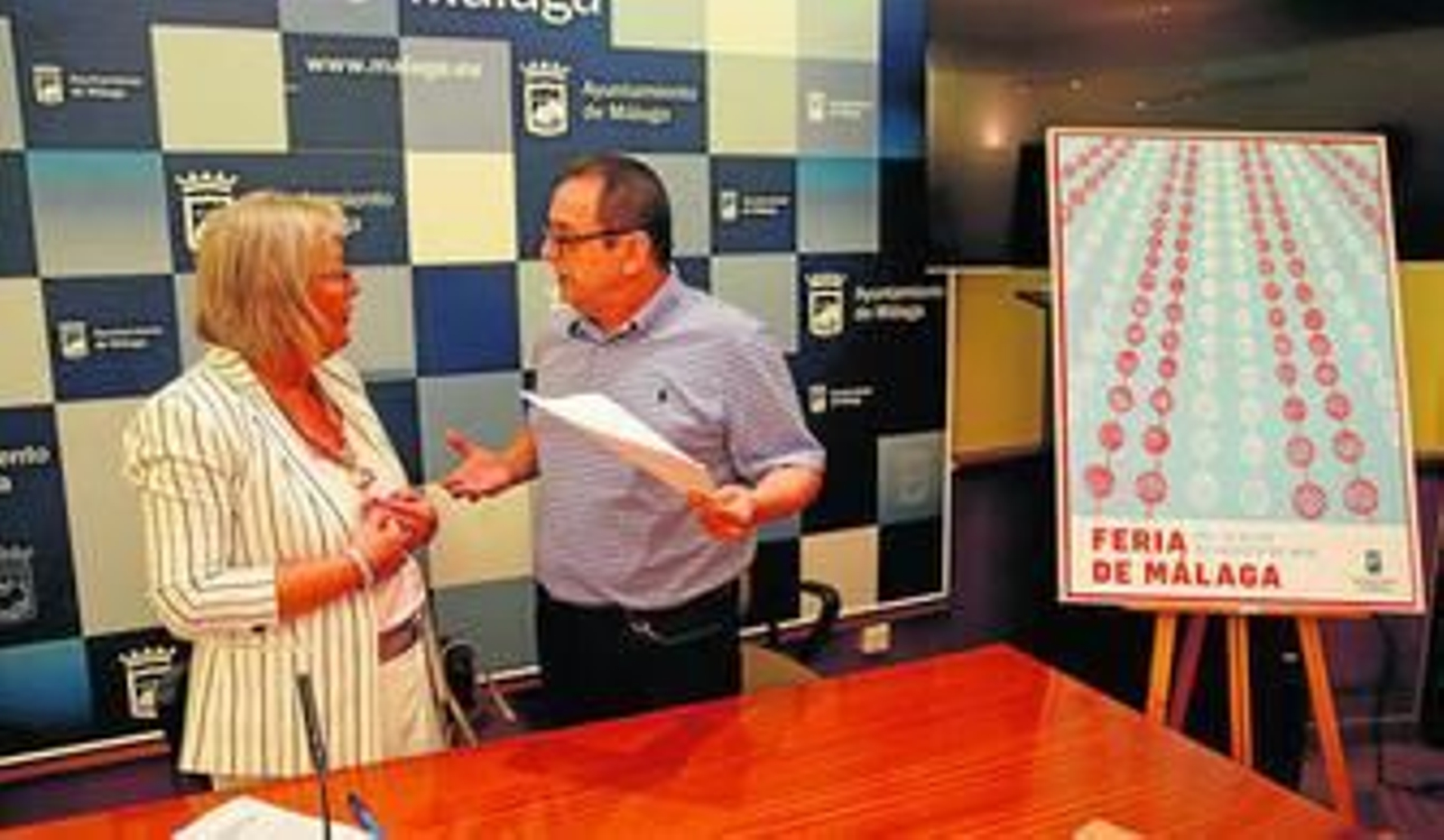 Teresa Porras, concejala de Fiestas, junto al presidente de Mahos, Jesús Sánchez, ayer en la presentación del programa.
