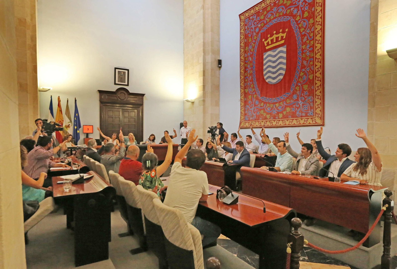 Un momento de una de las votaciones, en el pleno de este lunes.