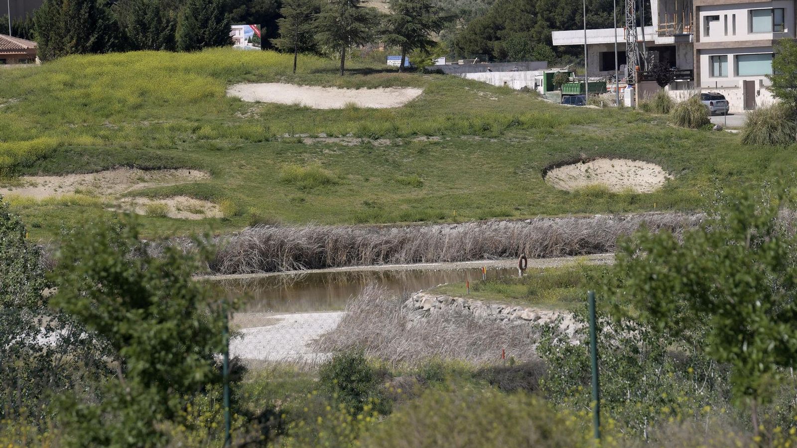 Estanque y búnkers de uno de los hoyos del Santa Clara Golf Estanque y búnkers de uno de los hoyos del Santa Clara Golf