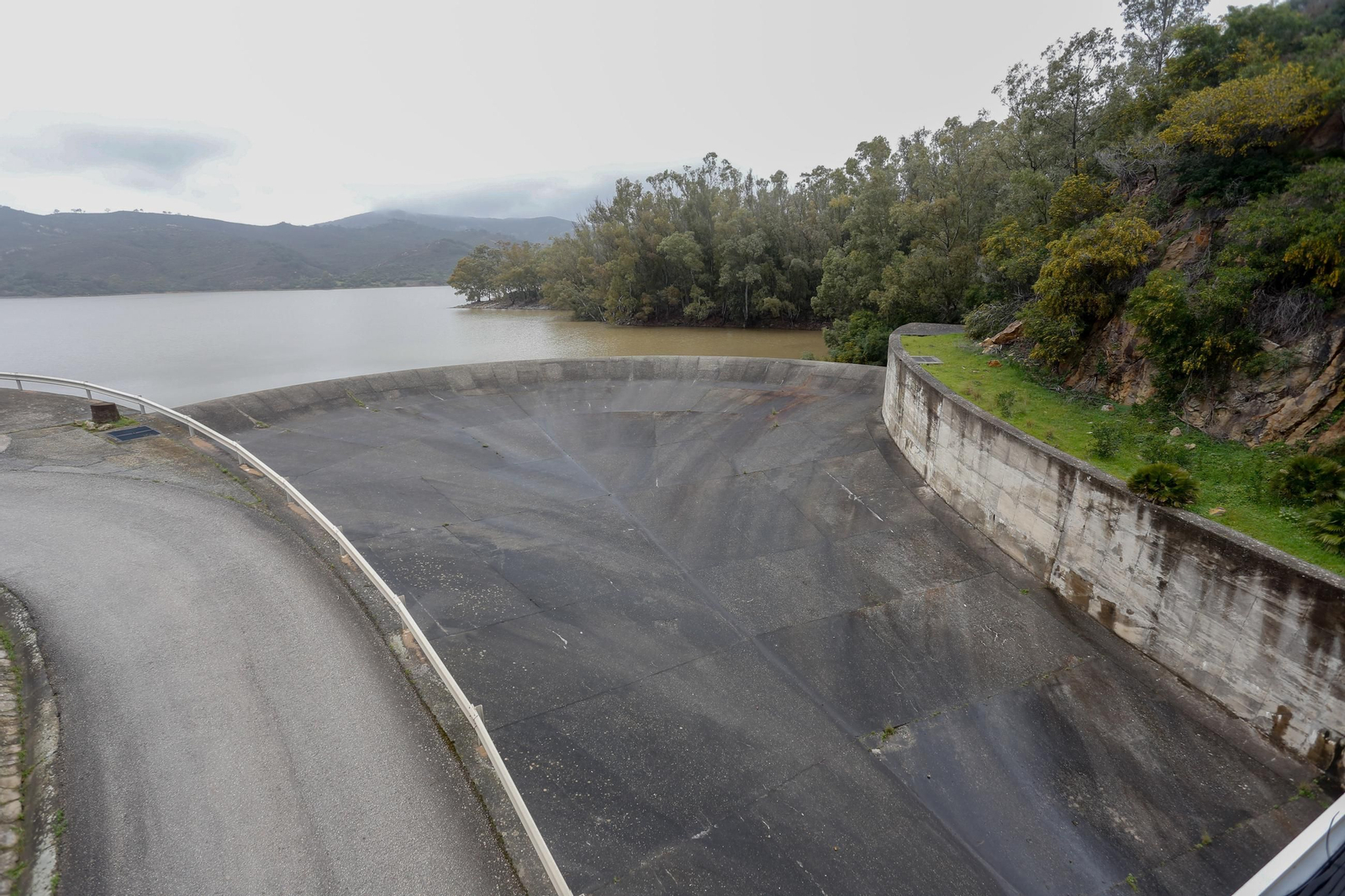 Desembalse del pantano de Guadarranque tras la borrasca Martinho, en imágenes