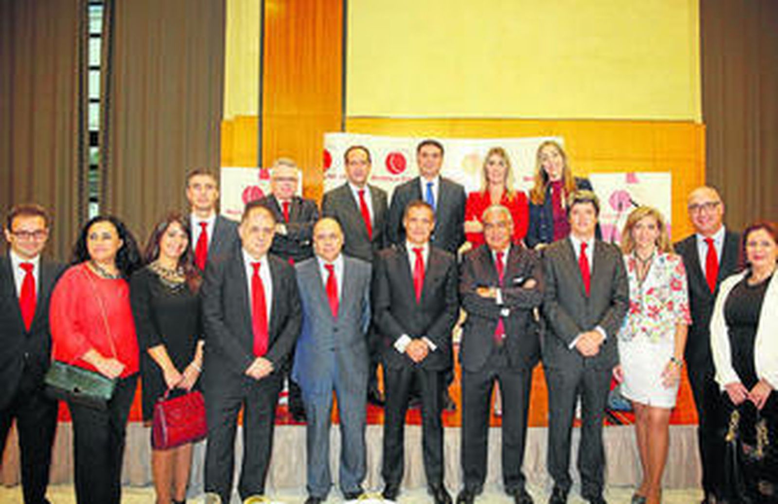 De izquierda a derecha, Jerónimo Pérez, presidente de la Cámara de Comercio de Málaga,  Miguel Ángel Heredia, secretario del PSOE, José Luis Ruiz, delegado de la Junta en Málaga, Alberto Delgado, Francisco Javier Fernández, José Joly, Francisco de la Torre, alcalde de Málaga, Javier González de Lara, presidente de la CEA, Antonio Pascual, presidente de Fundación Endesa,  y Paulino Plata, presidente del Puerto.