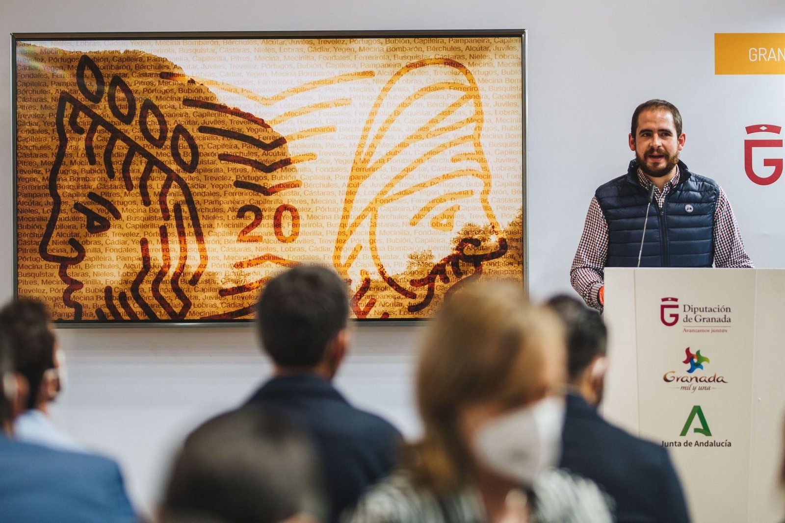 El alcalde de Pampaneira realizando una presentación en Fitur 2022