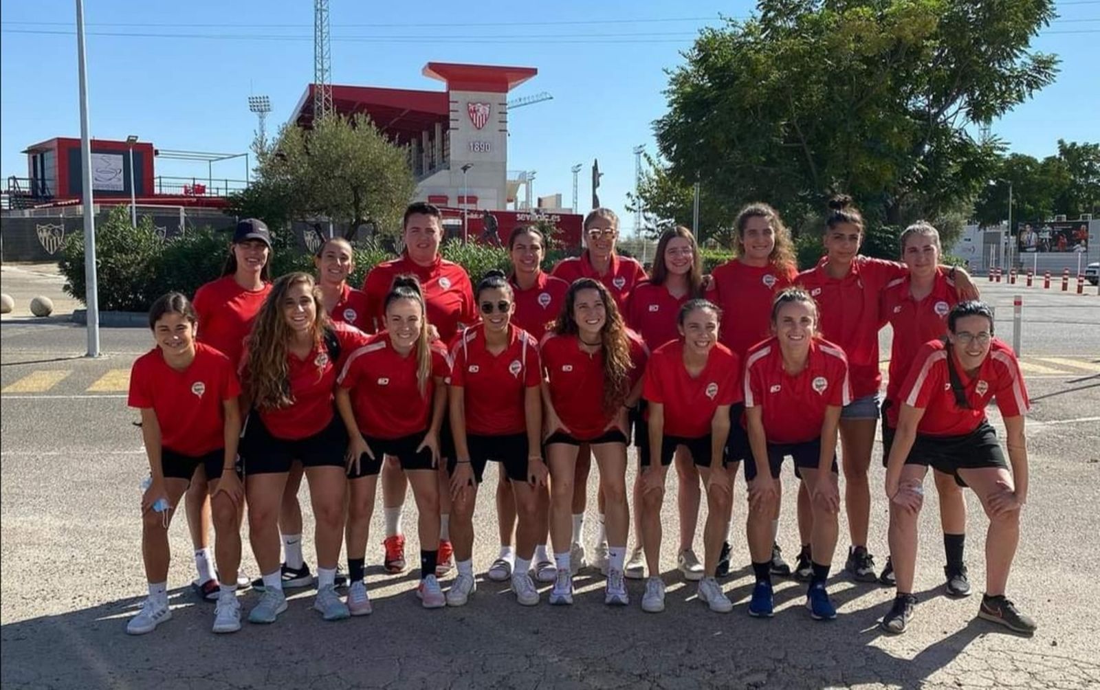 La plantilla de la UDC La Cañada Atlético en los aledaños de la ciudad deportiva sevillista.