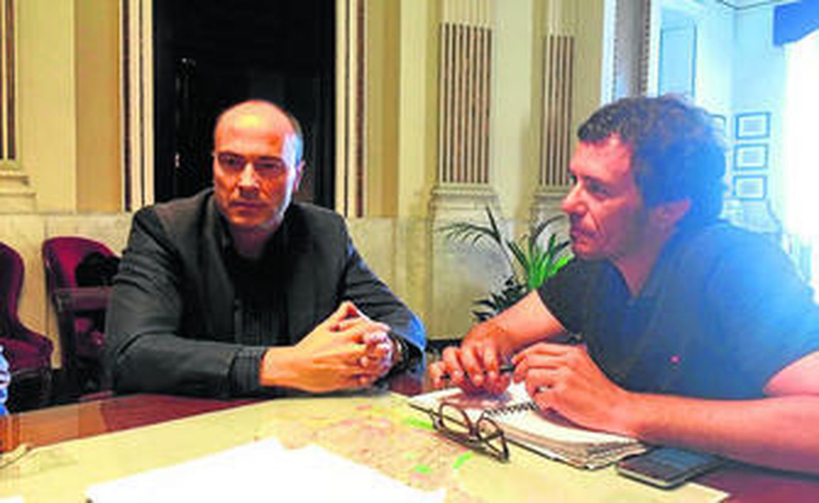 Un momento del encuentro entre José María González y los miembros de la Mesa de la Ría.