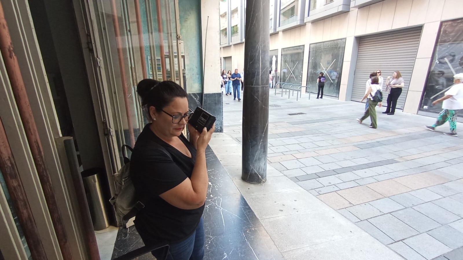 Una mujer con un transistor, a las puertas del Teatro Góngora.