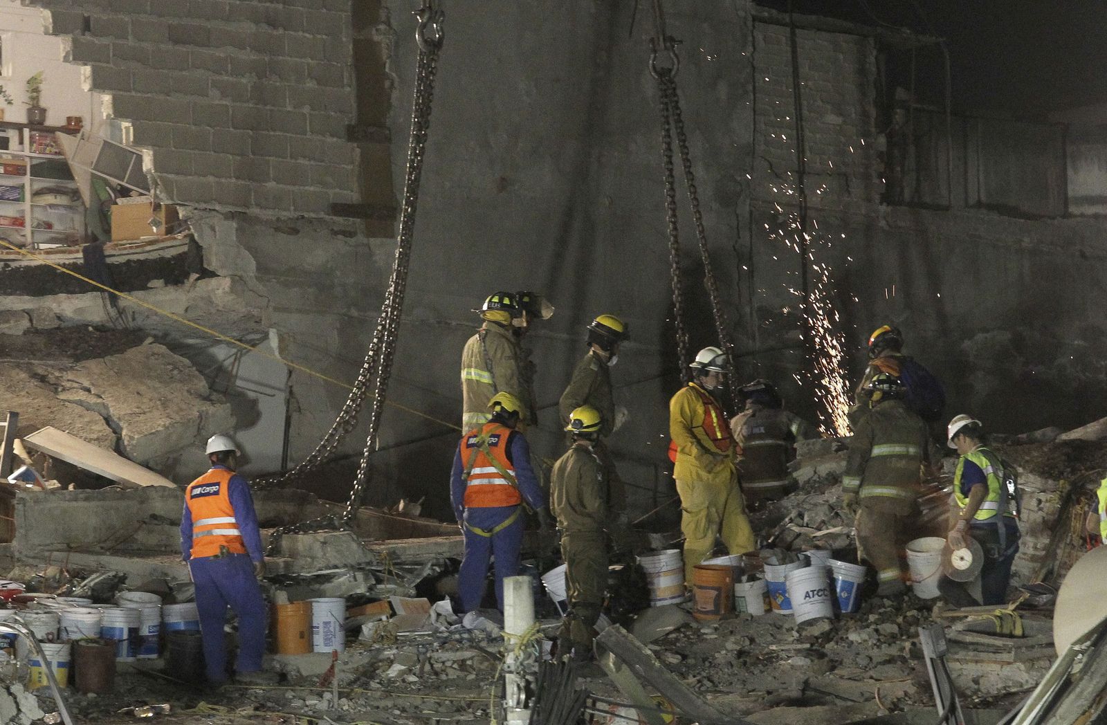 Tareas de rescate en el edificio donde se encuentra el malagueño.