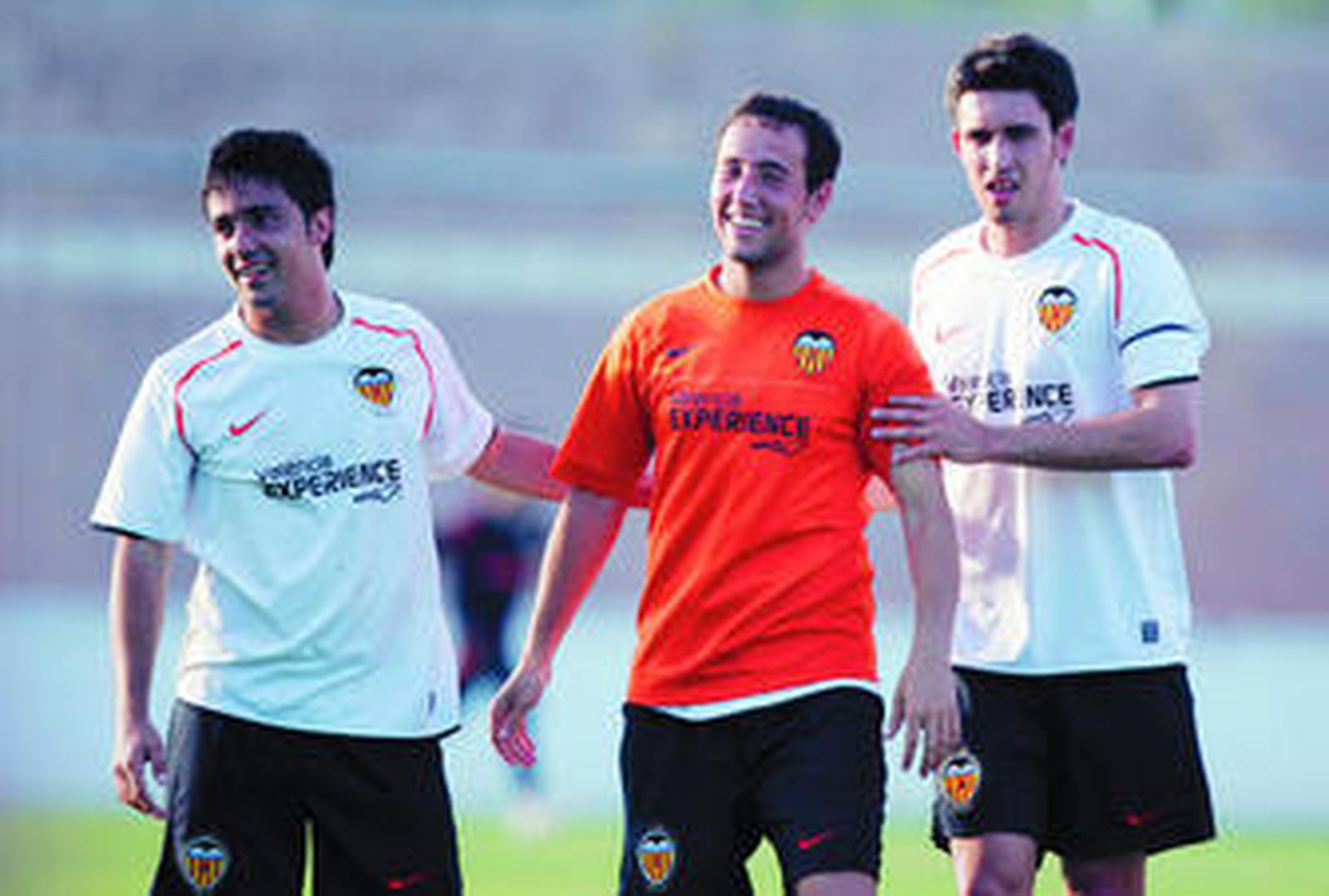 Jaume, a la izquierda de la imagen, bromea con un compañero en un entrenamiento.