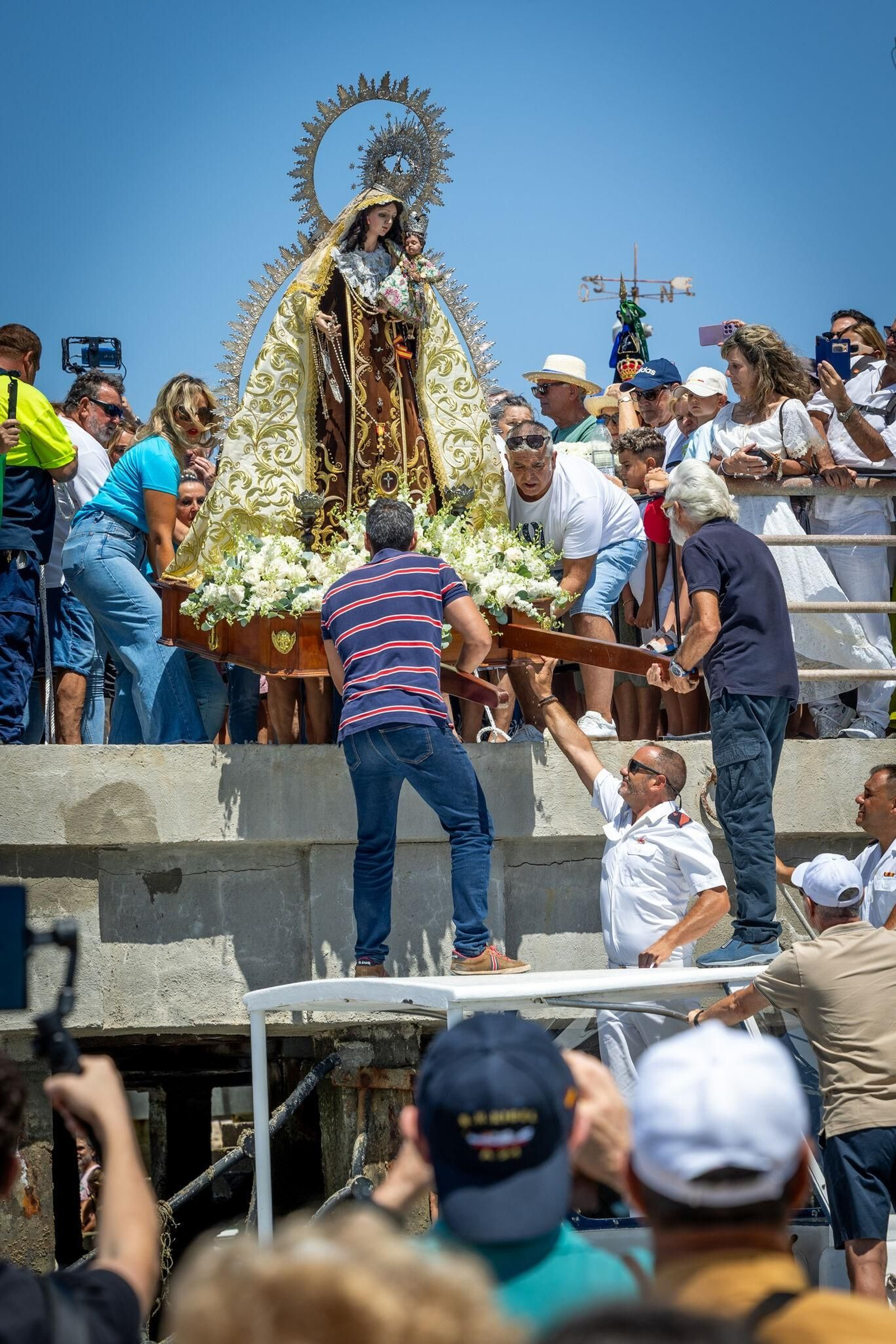 Así ha sido la procesión marítima de la Virgen del Carmen de Gallineras: las imágenes