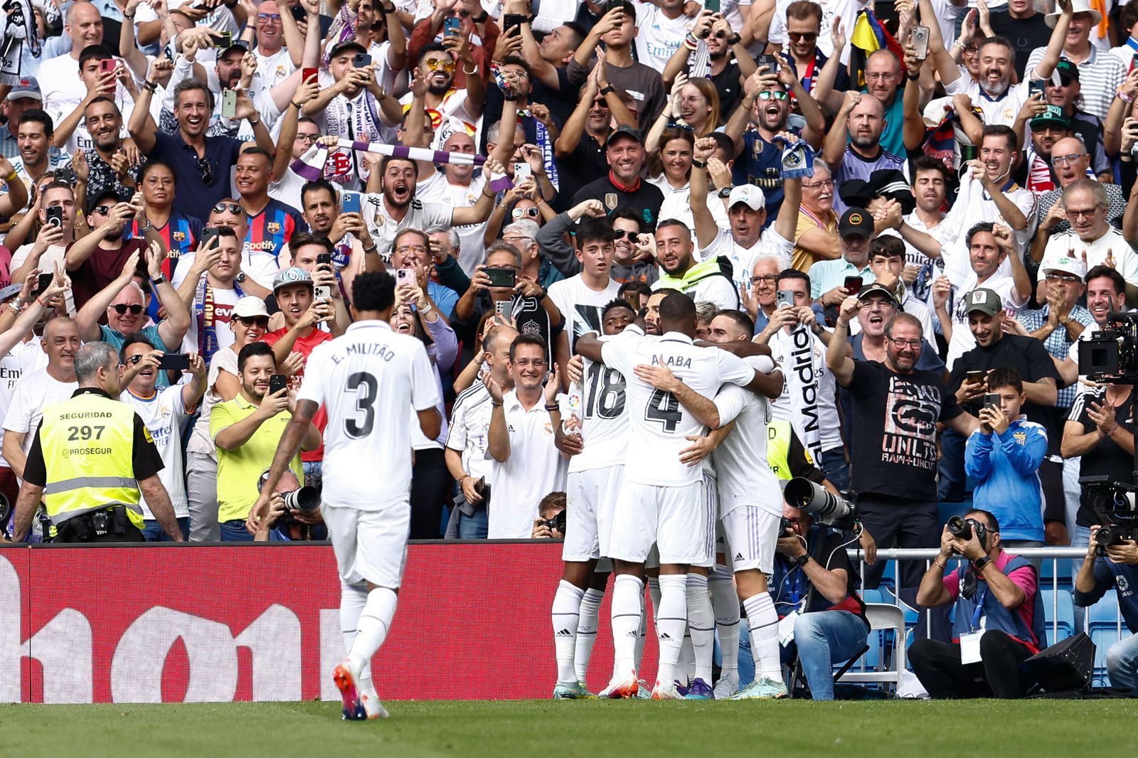 Los jugadores del Real Madrid celebran el gol de Benzema