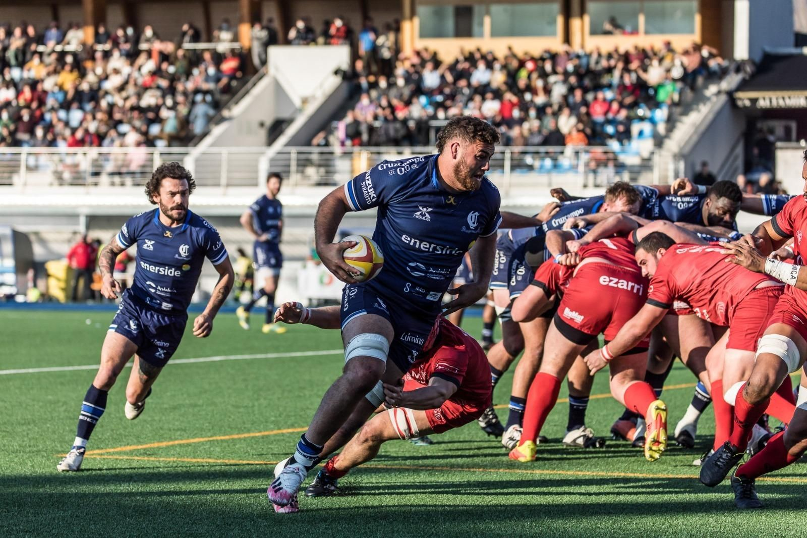 Sam Wasley , protagonista de la polémica jugada final, percute contra la defensa vasca.