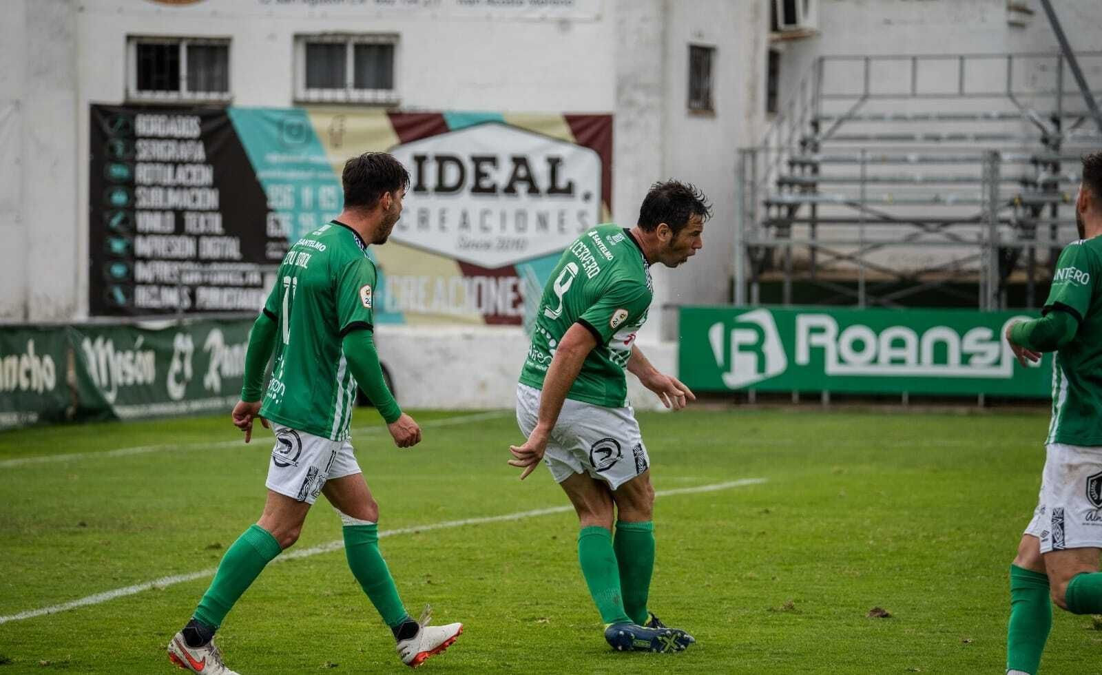 Diego Cervero celebra el 2-0.