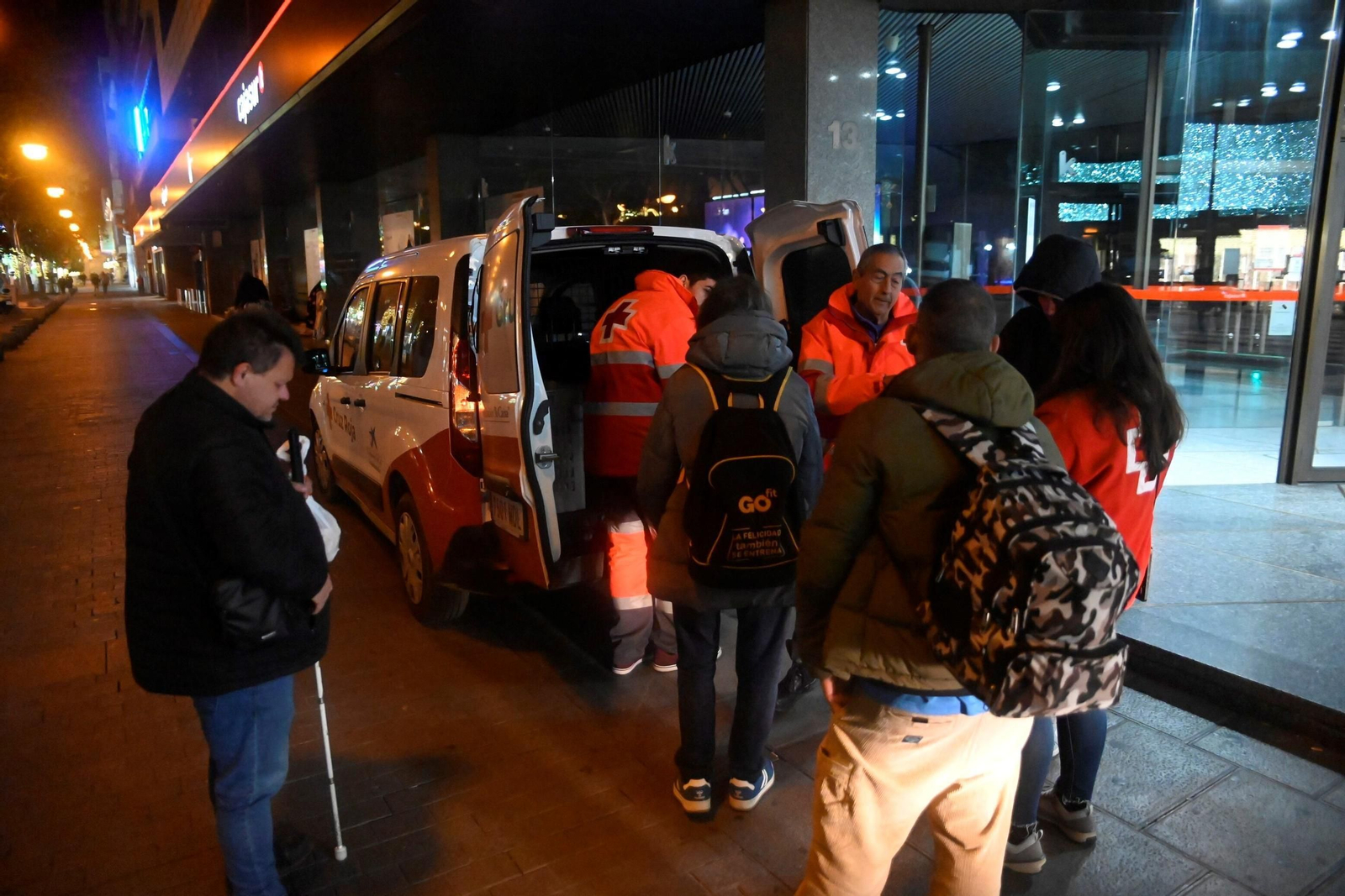 Una noche en la calle con la Cruz Roja de Córdoba, en imágenes