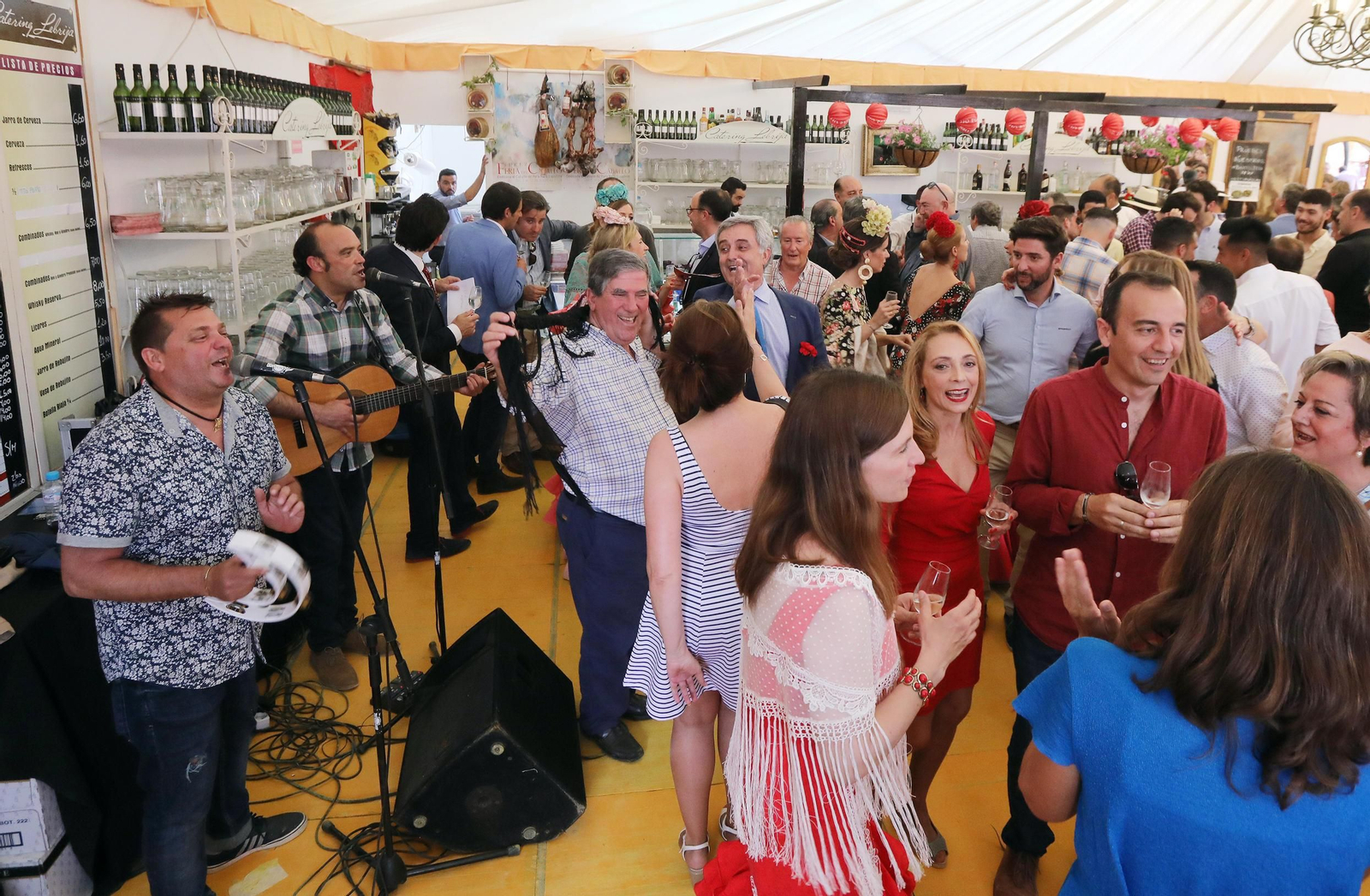 La caseta de Sagrada Familia, disfrutando de la rumba trianera.