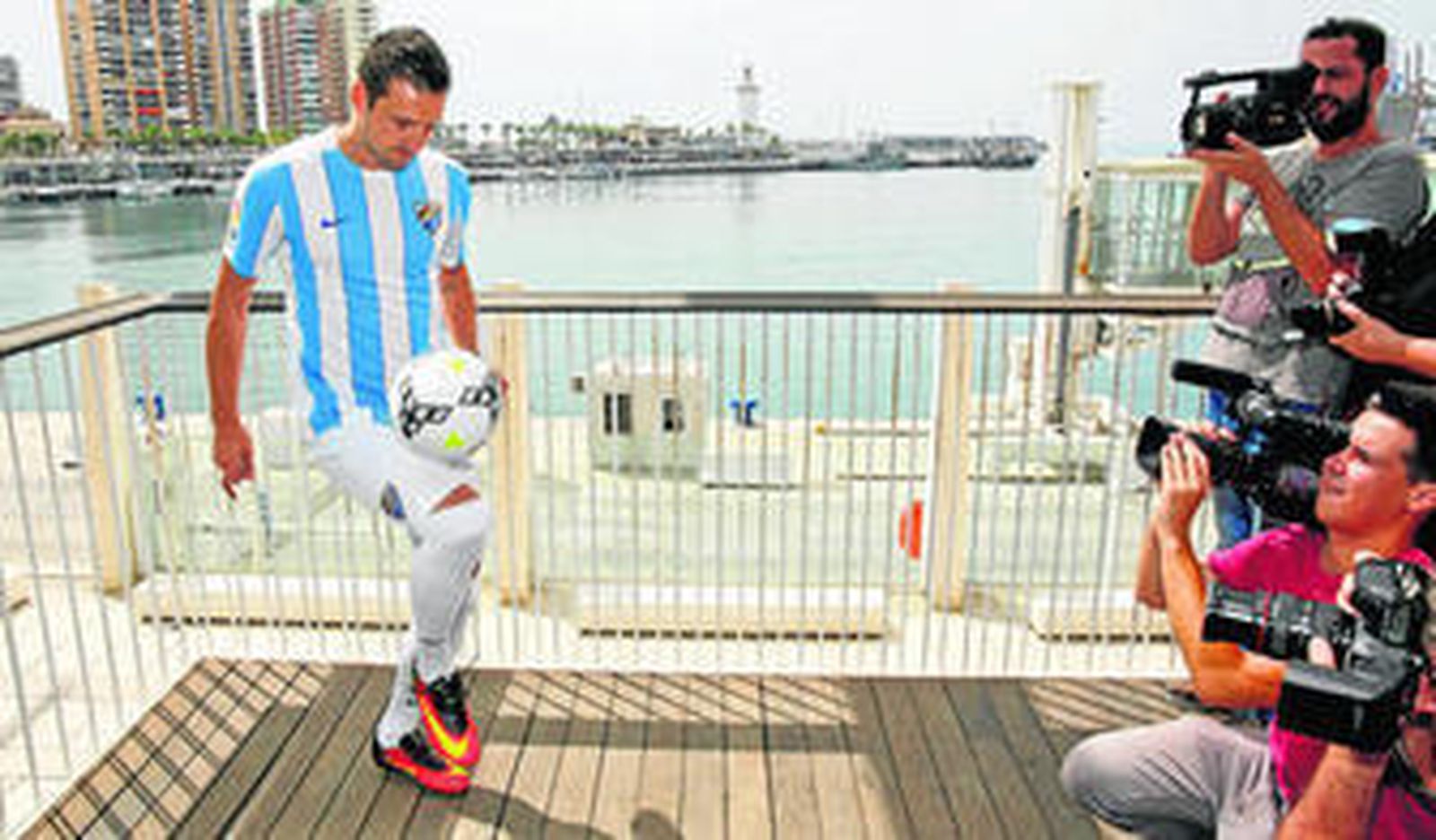 El centrocampista suizo, vestido de blanquiazul, pelotea con el balón en la terraza del Aula del Mar.