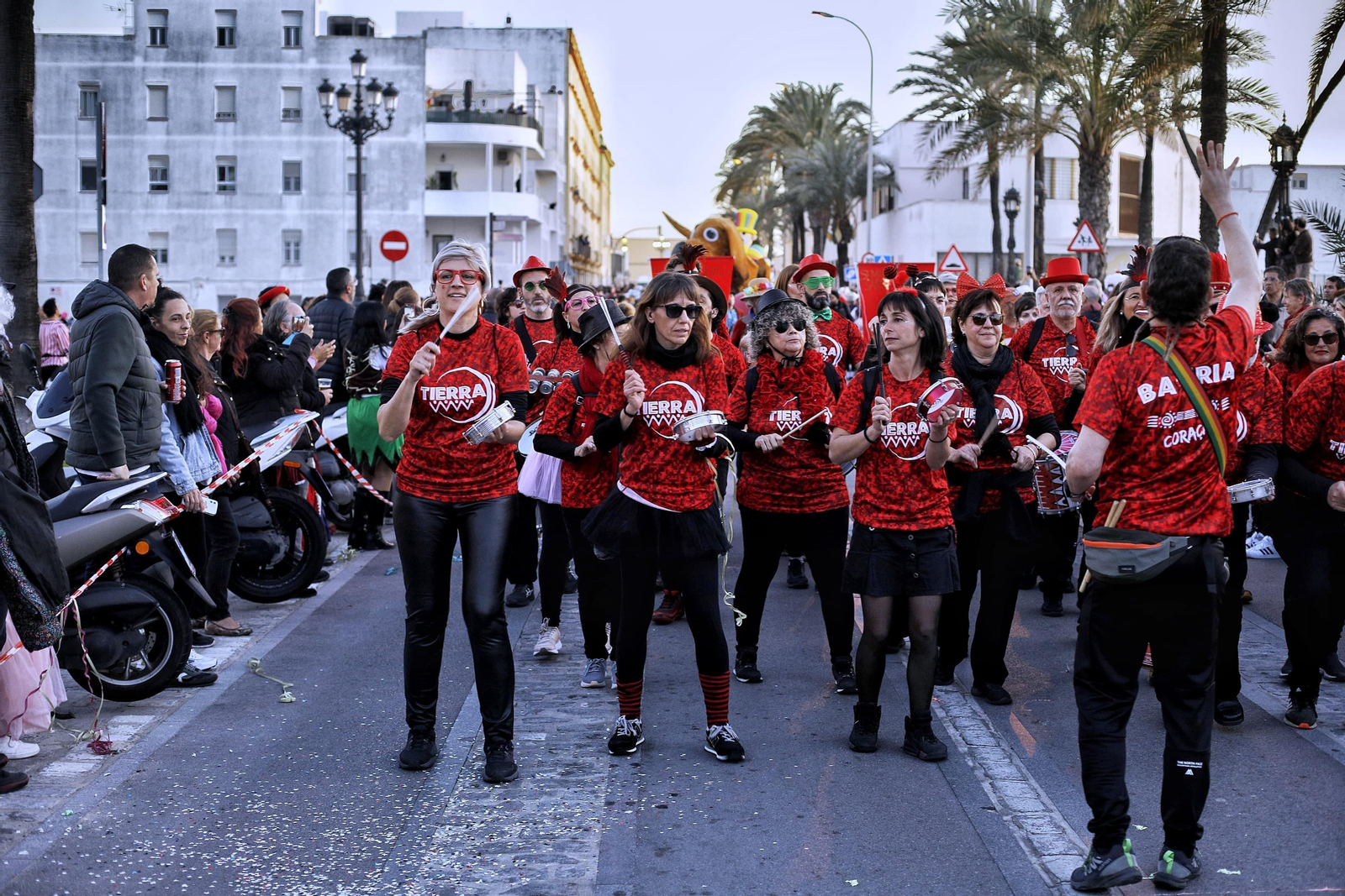 Las imágenes de la divertida Cabalgata del Humor del Carnaval de Cádiz 2024