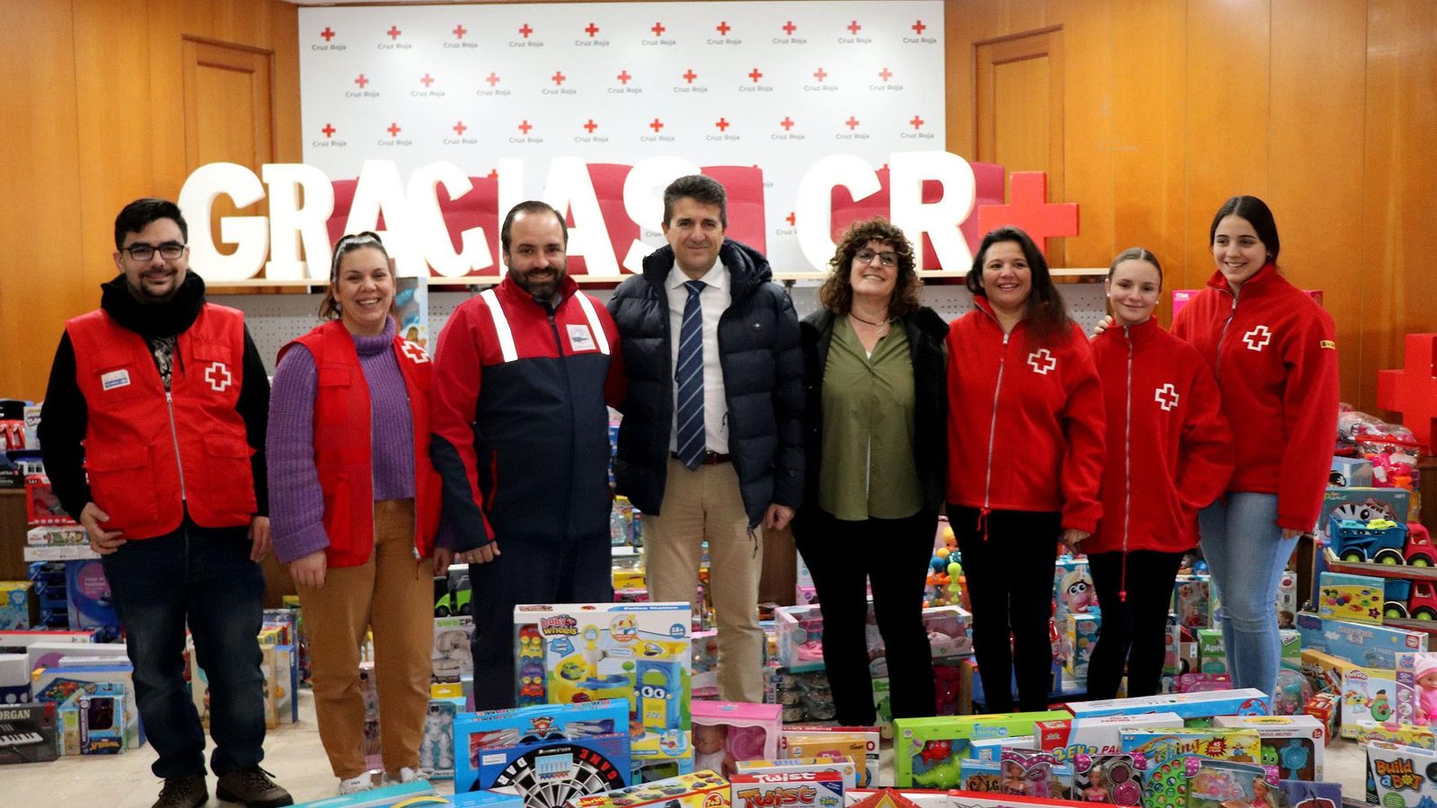Voluntarios de Cruz Roja con  Emilio Rivera y Lola Pelayo rodeados de los juguetes donados.