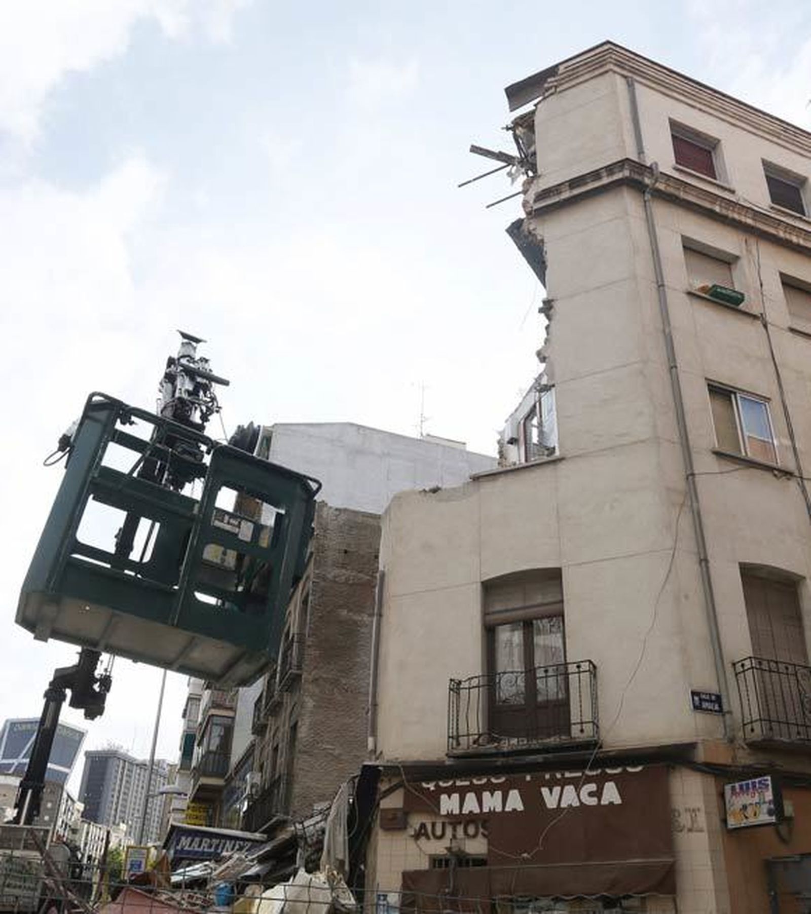 Los técnicos investigan si la eliminación de un pilar causó el derrumbe de un edificio en Madrid