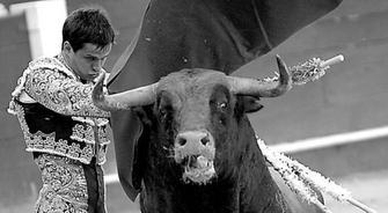 El Juli al comienzo por alto sin enmendarse en el primero.