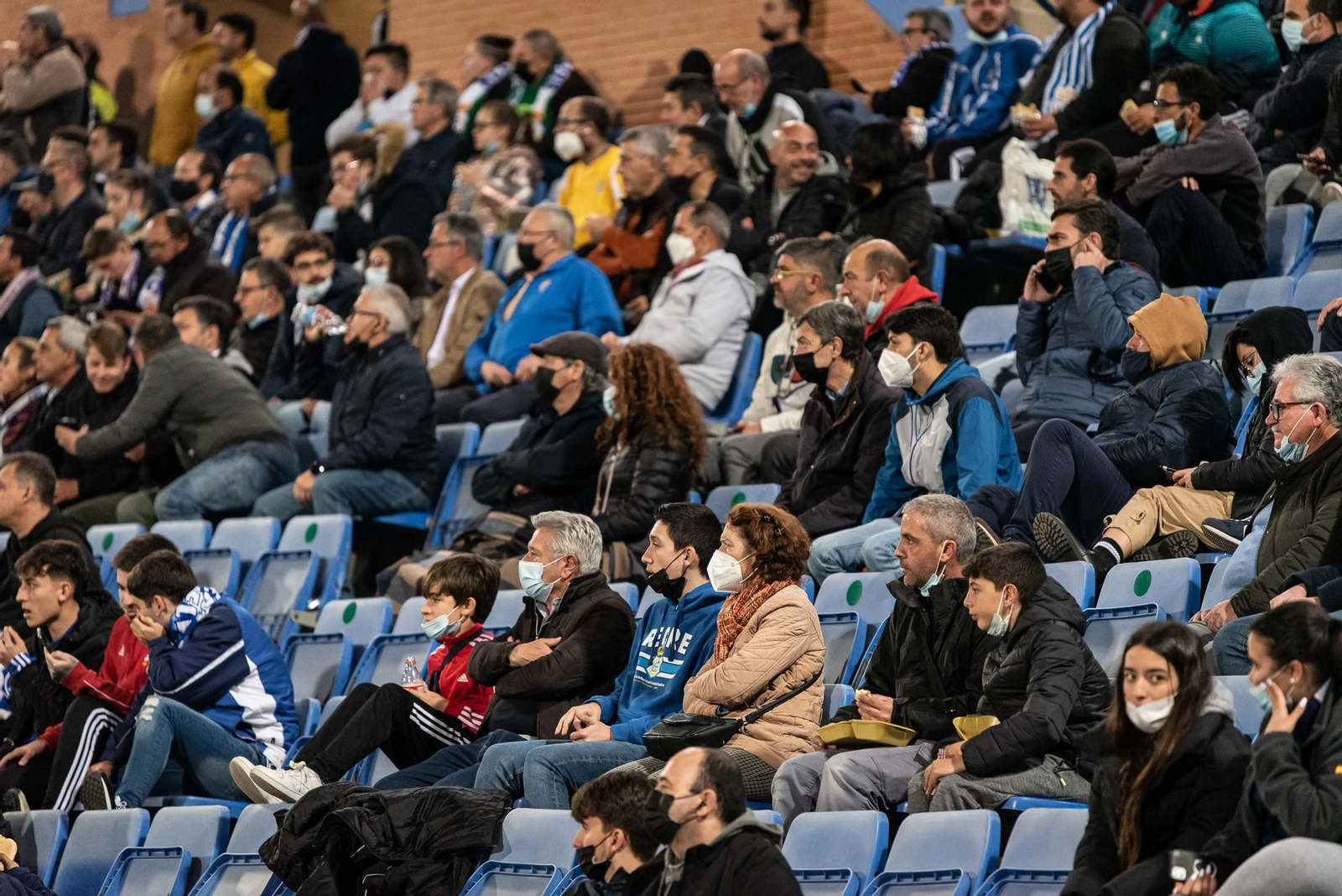 Imágenes del ambiente en las gradas del Recre - Conil