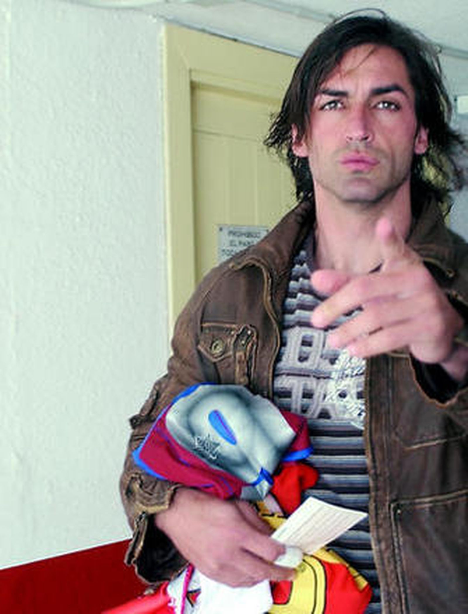 Javi Navarro, con rostro serio, apunta con el dedo a la cámara en una imagen de archivo.