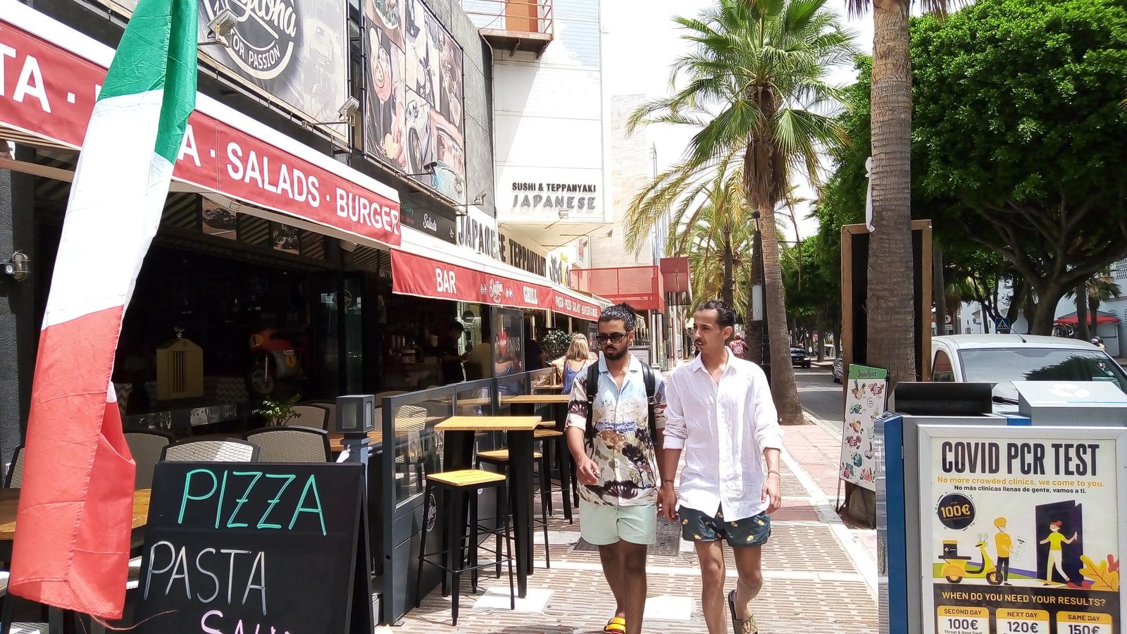 Turistas por la avenida Julio Iglesias. Turistas por la avenida Julio Iglesias.