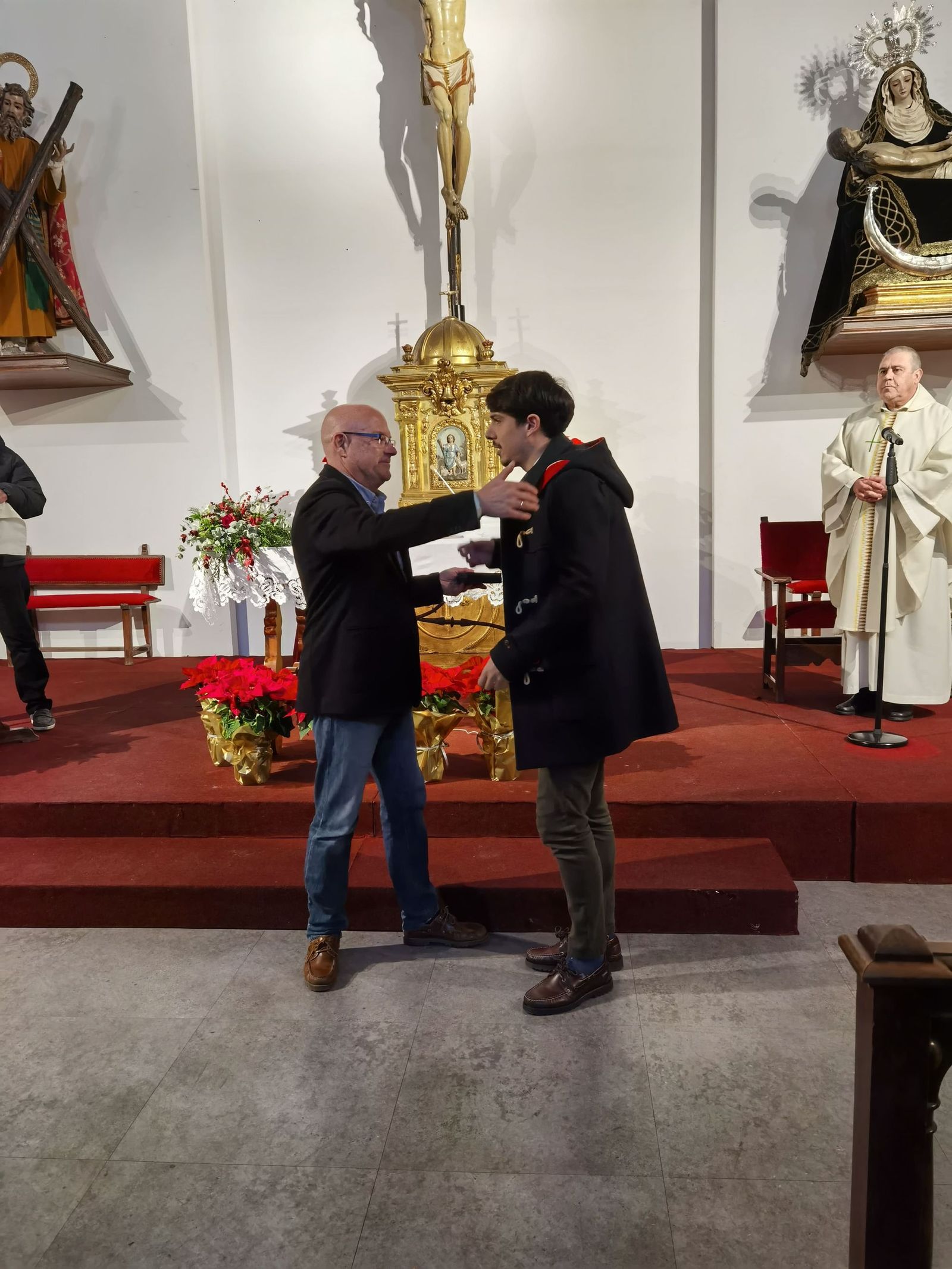 Pablo Castro entrega de tres tembladeras destinadas a Nuestra Señora de la Paz.