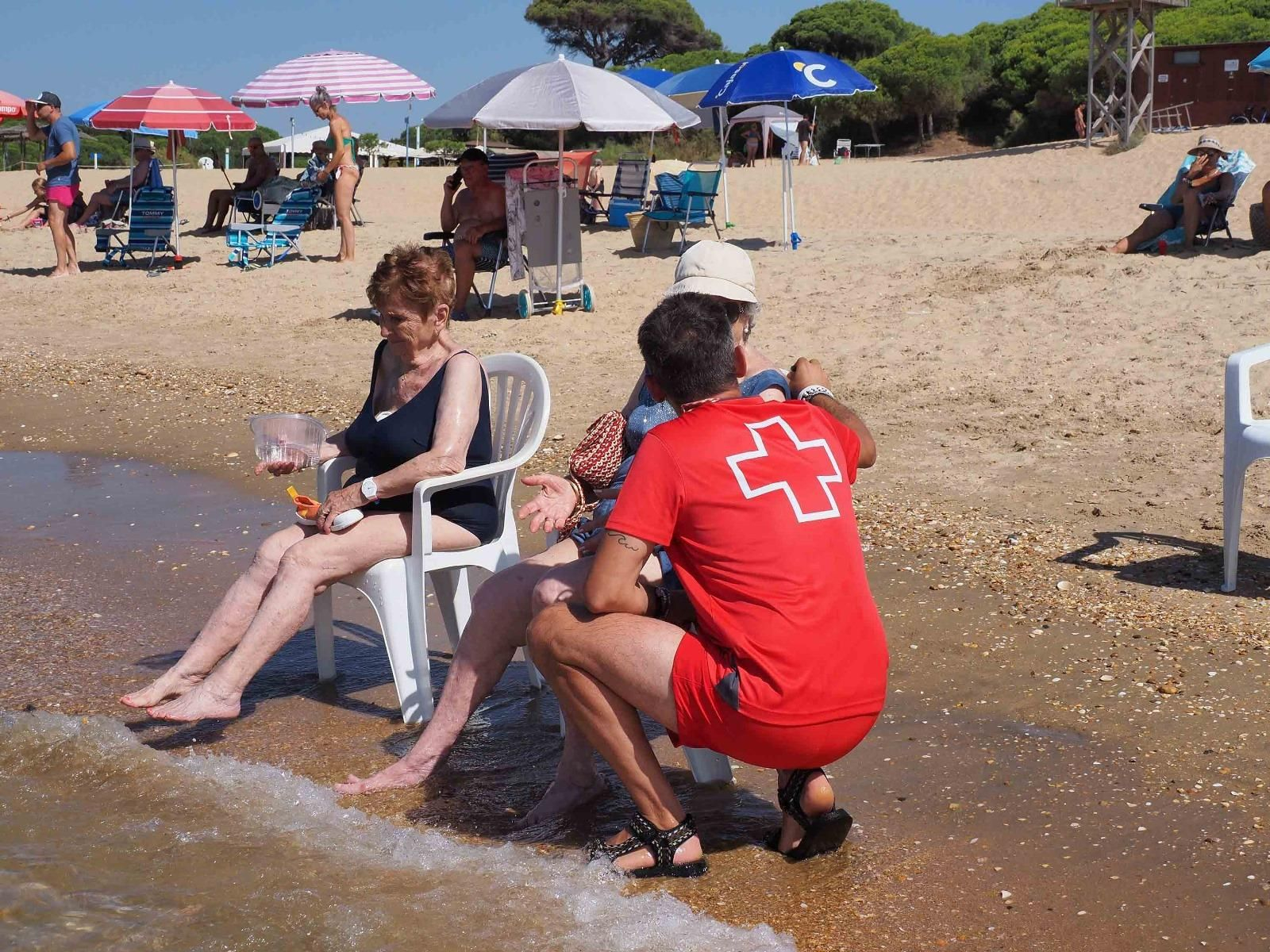 Las mejores imágenes del baño sin fronteras de Cruz Roja en la playa de Cartaya