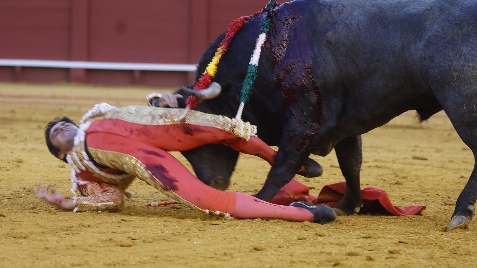 Momento de la cornada del sexto toro a Miguel Ángel Perera.