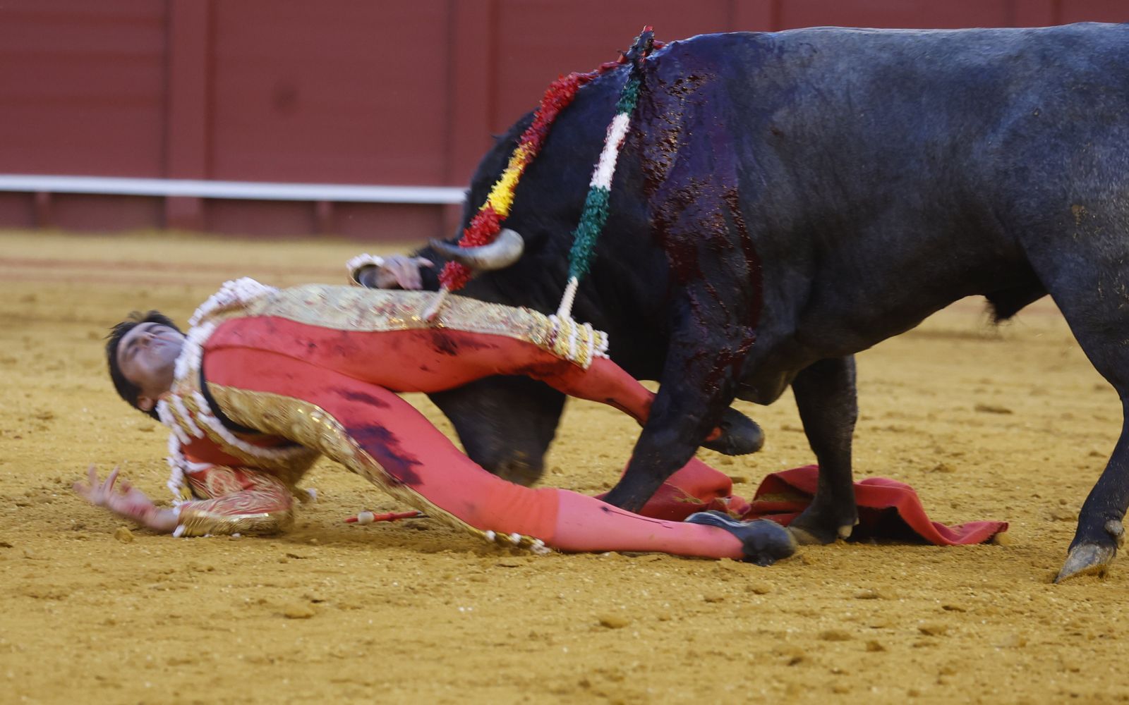 Momento de la cornada del sexto toro a Miguel Ángel Perera.