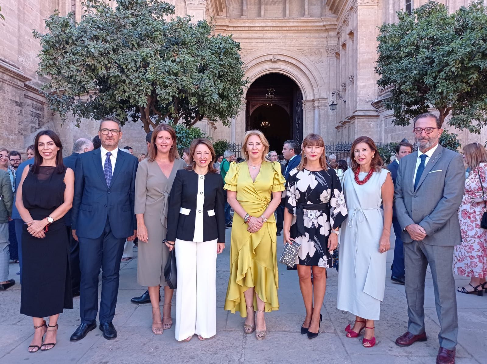 El nuevo equipo de la Junta en Málaga participa en la ofrenda floral en honor a la Virgen de la Victoria.