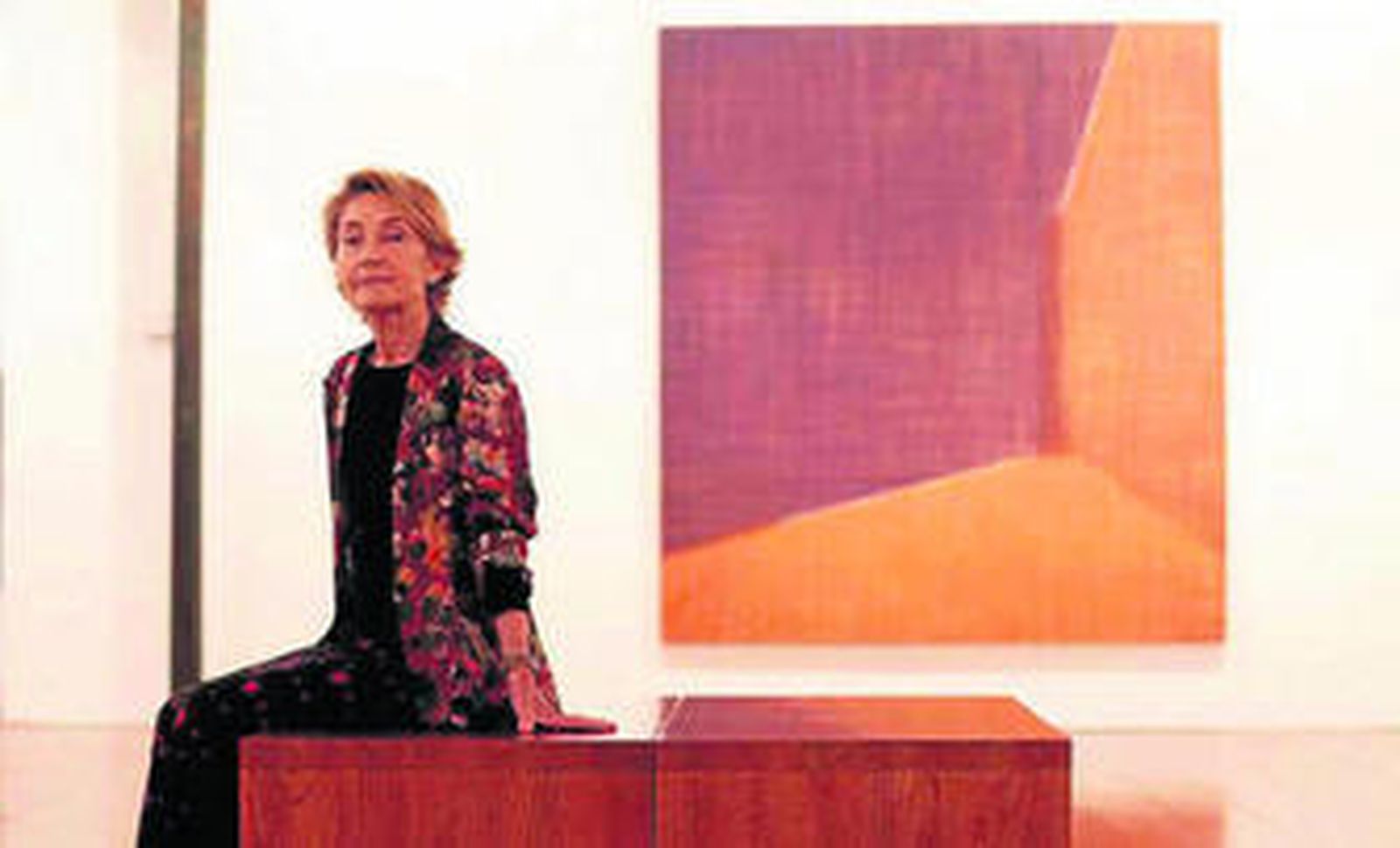 Soledad Sevilla, ante su obra.