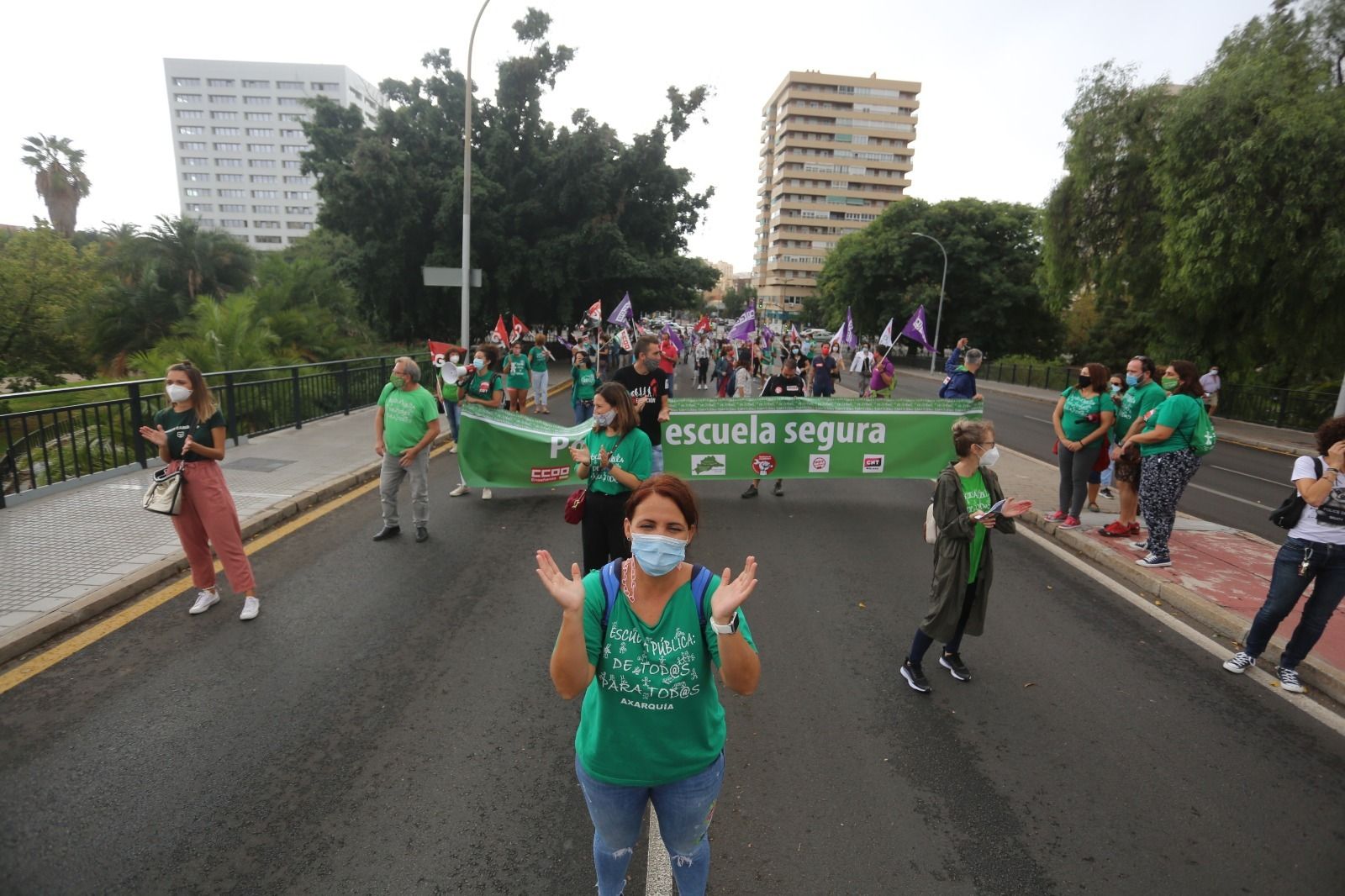 Manifestantes en el puente de las Américas este viernes.