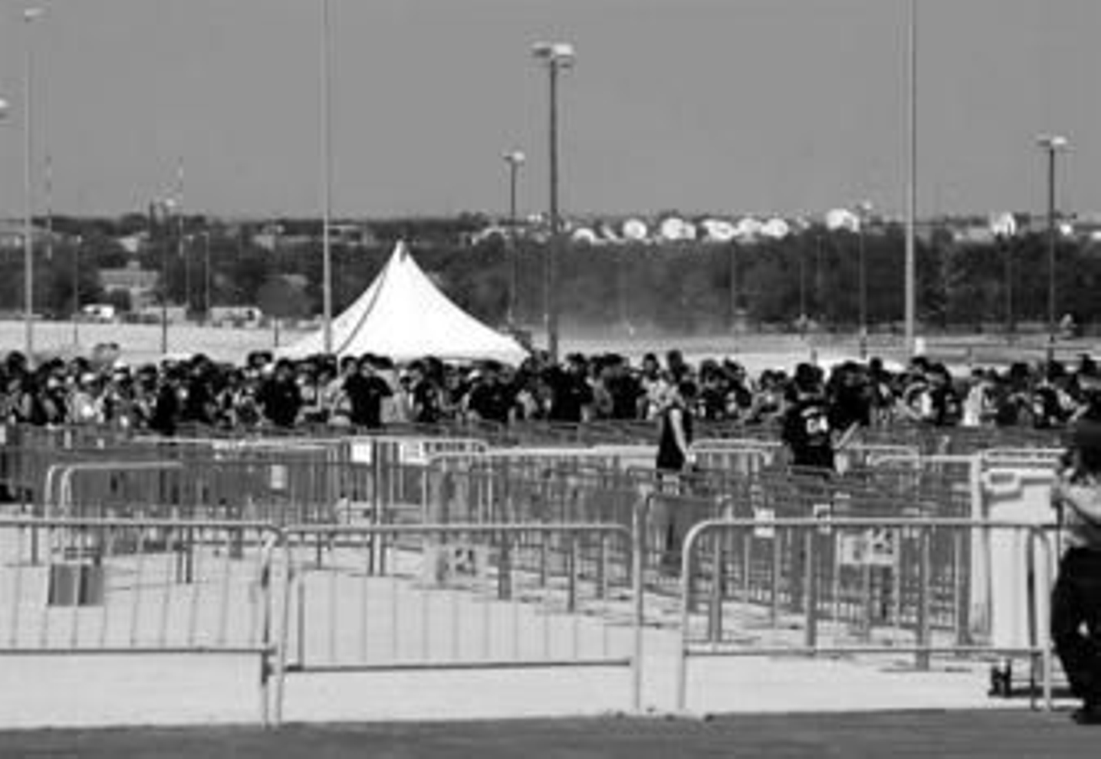 Los primeros espectadores, ayer a las puertas de la Ciudad del Rock en Arganda del Rey.