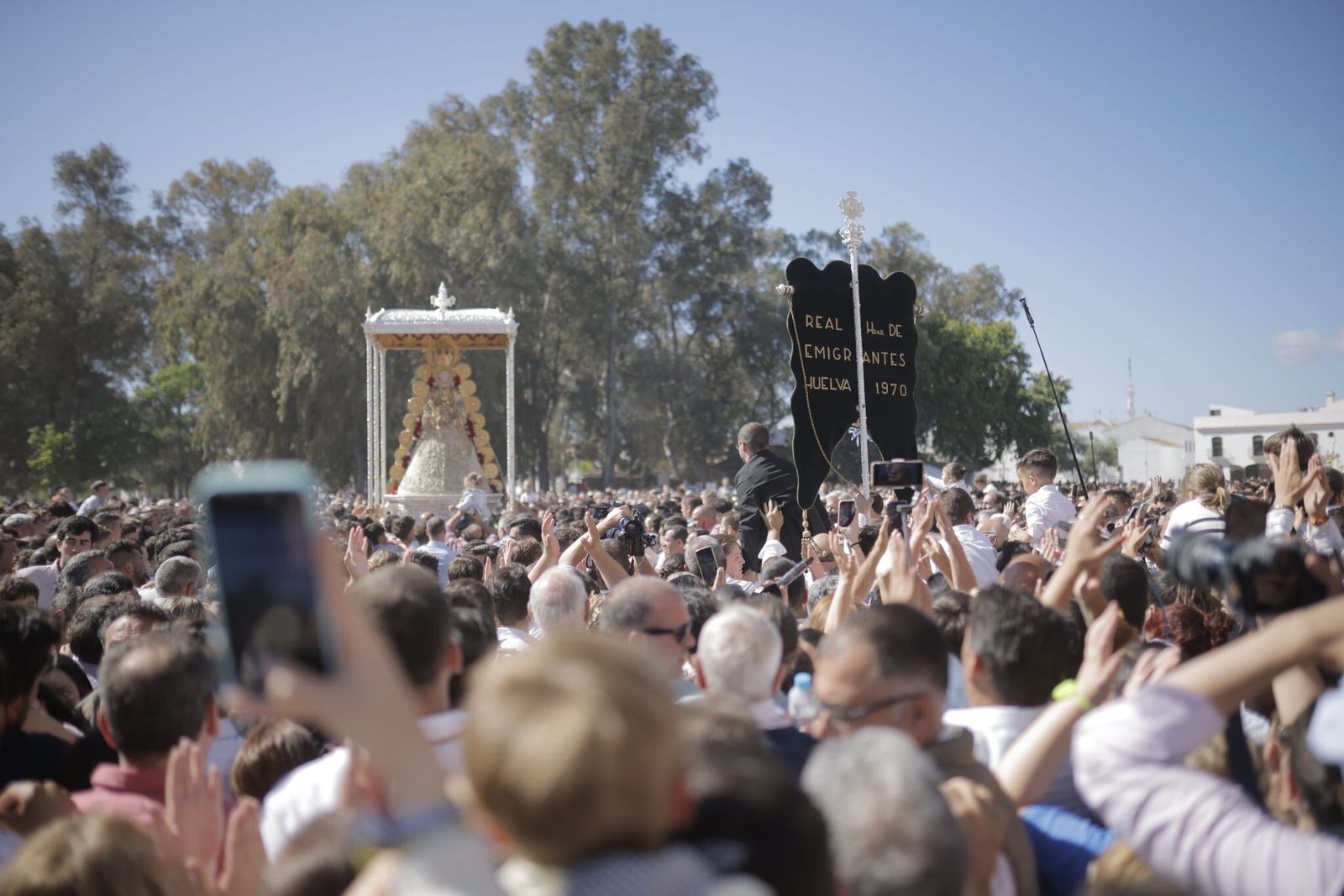 Imágenes de la procesión de la Virgen del Rocío y visita a la casa de Hermandad de Jerez