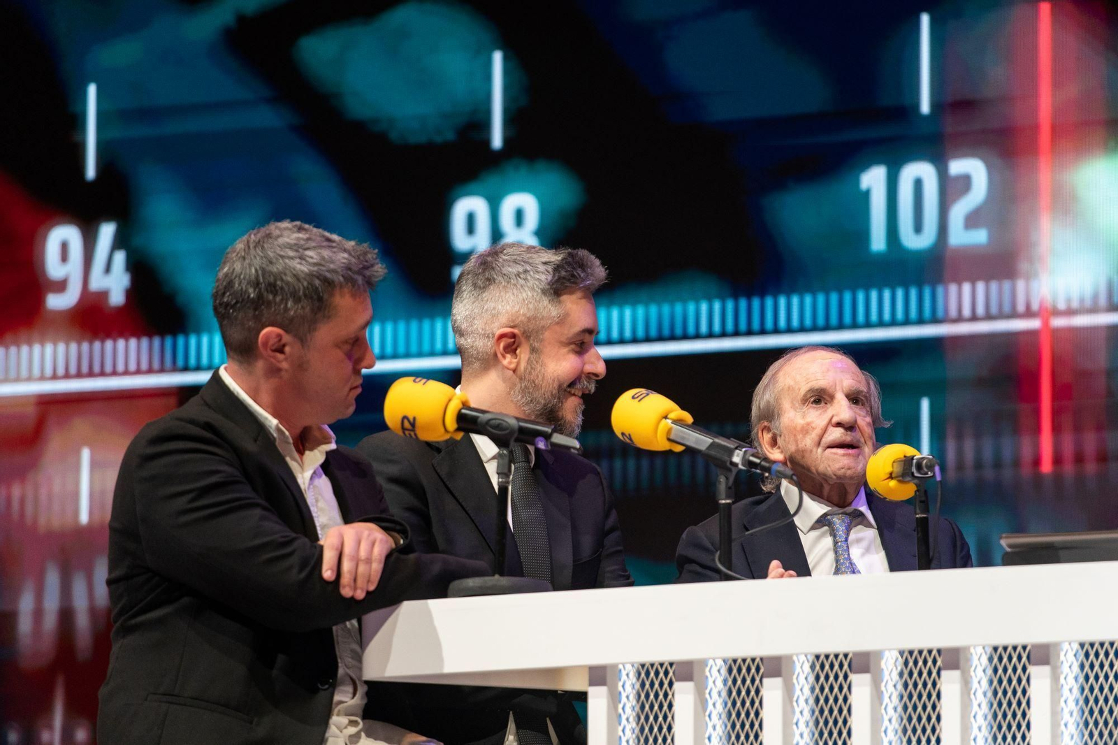 José María García, con Dani Garrido en la gala del centenario de Radio Barcelona