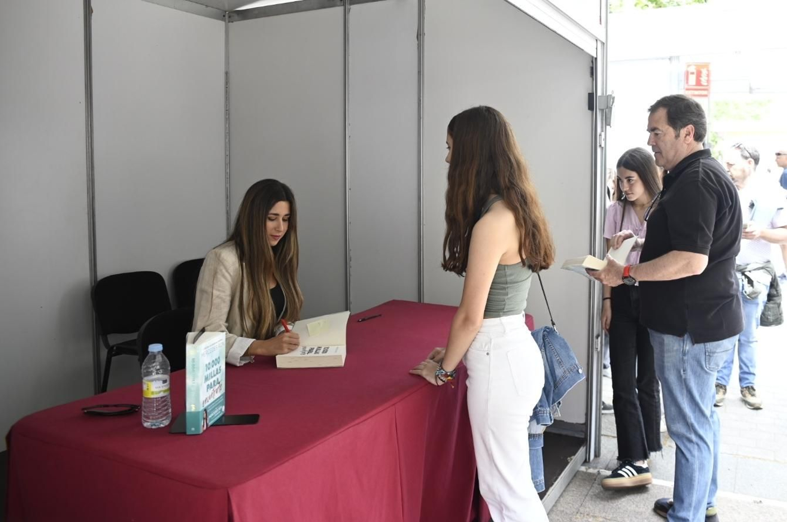 La multitudinaria presentación de Mercedes Ron en la Feria del Libro de Córdoba, en imágenes