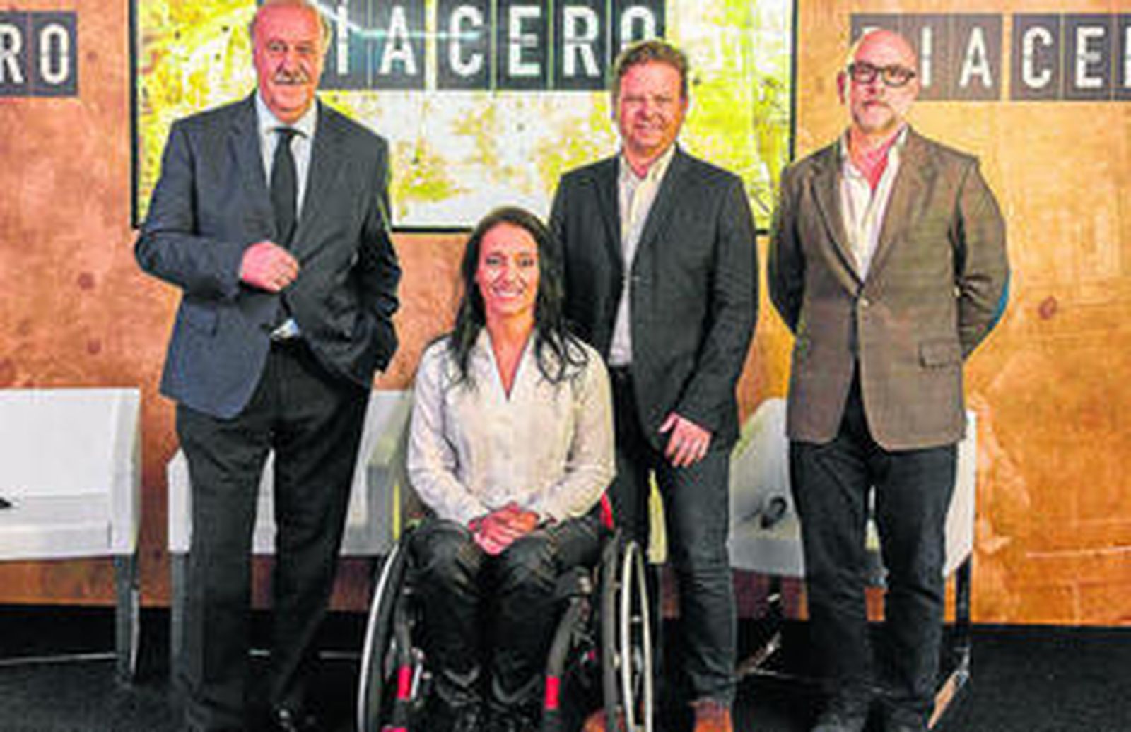 Del Bosque y la campeona paralímpica Teresa Perales, con Tinet Rubira y Fernado Jerez, directivos de  Gestmusic y #0.