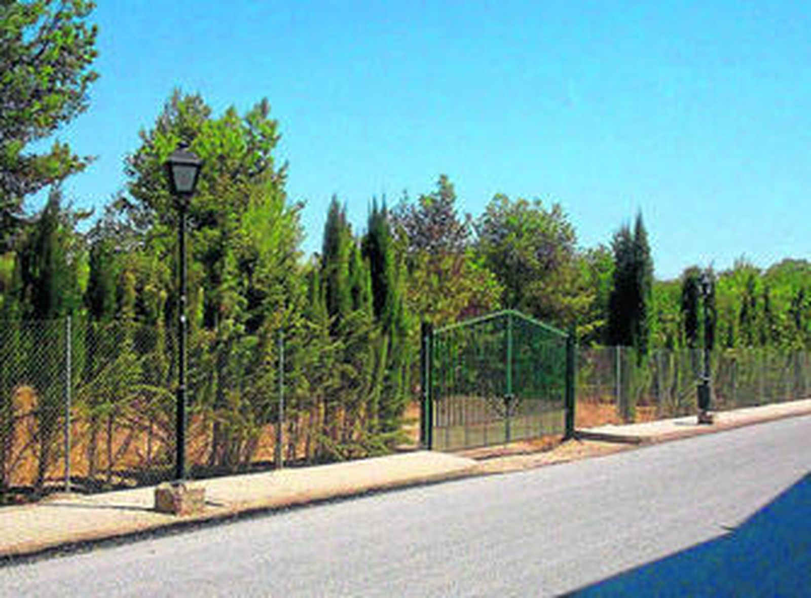 Exterior del futuro espacio para esparcimiento, actualmente vallado.