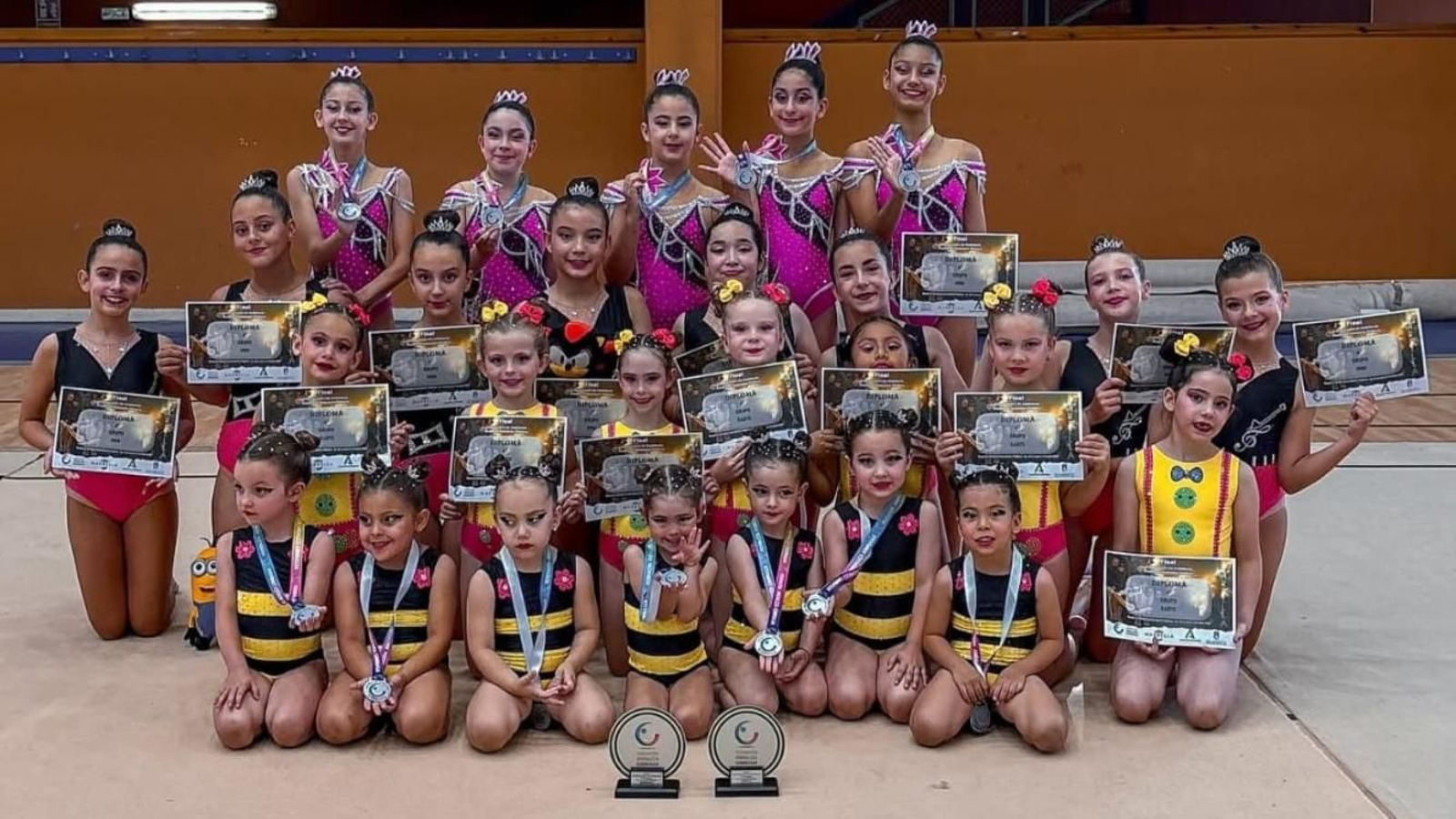 Las jóvenes deportistas celebran los grandes resultados del equipo roquetero.