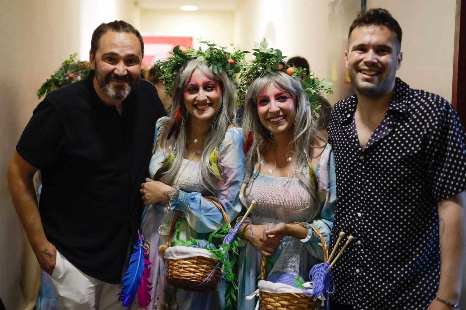 José Juan Pastrana y Rober Gómez, con dos componentes de su comparsa, 'La creadora'.