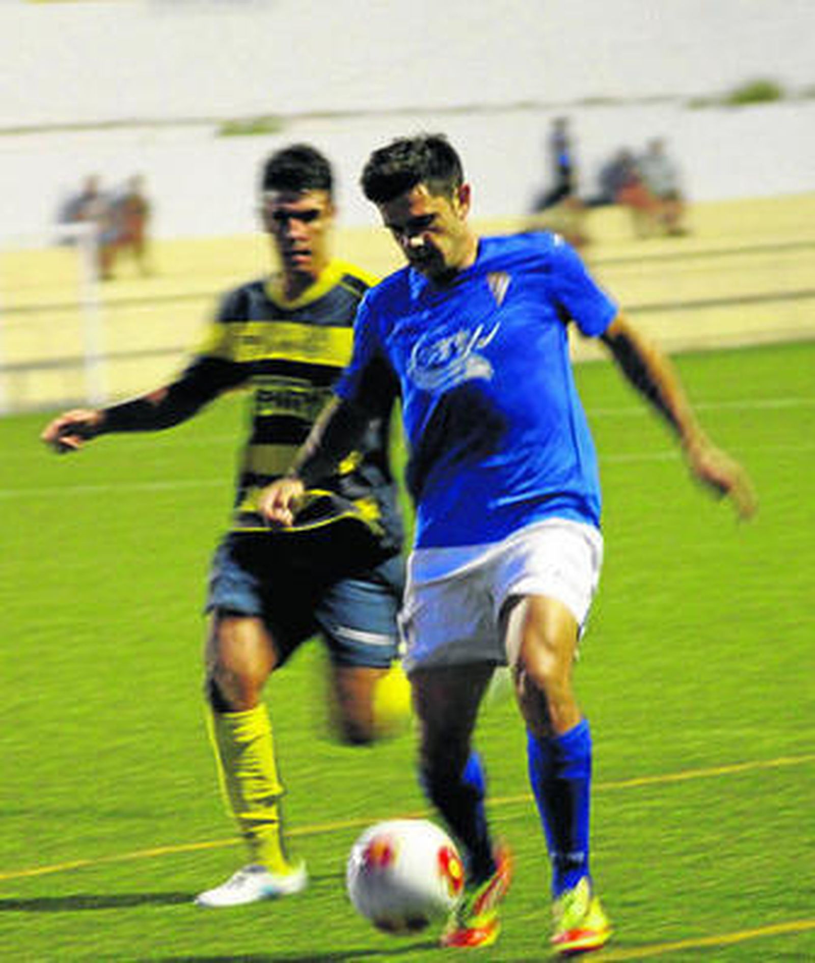 Ocaña protege el balón perseguido por Jorge.