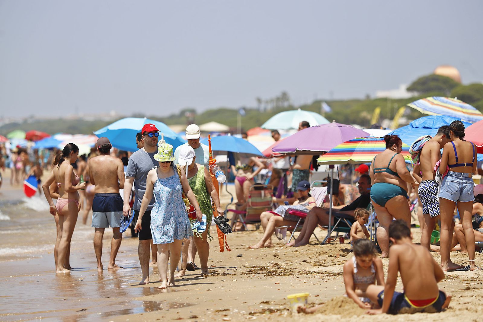 Ambiente en las playas de Huelva en el domingo 2 de julio