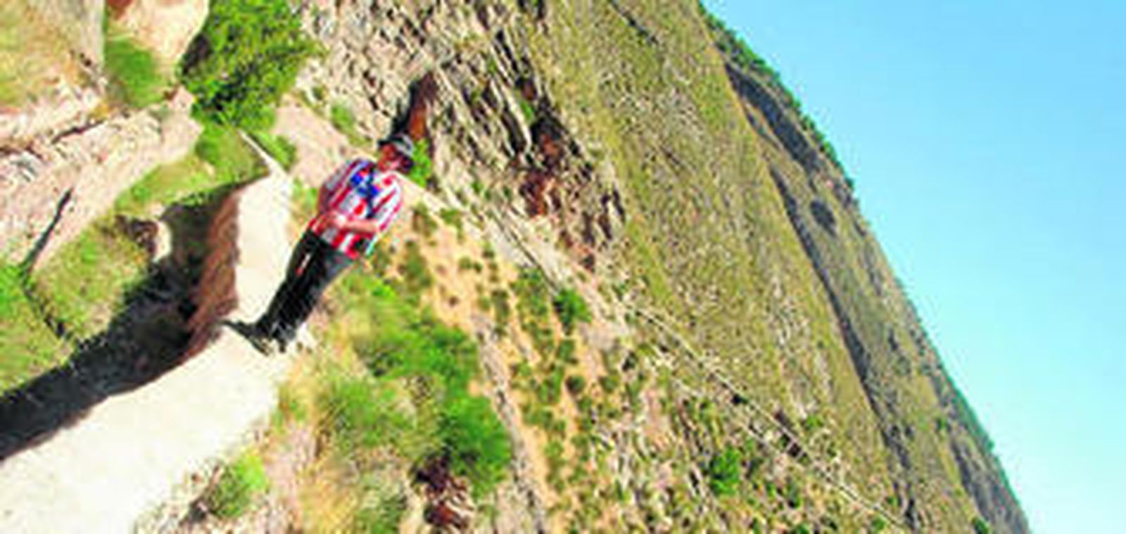 El camino discurre sobre una antigua acequia abandonada por la sierra de Alhama que por momentos 'teletransporta' al caminante a verdaderos precipios.