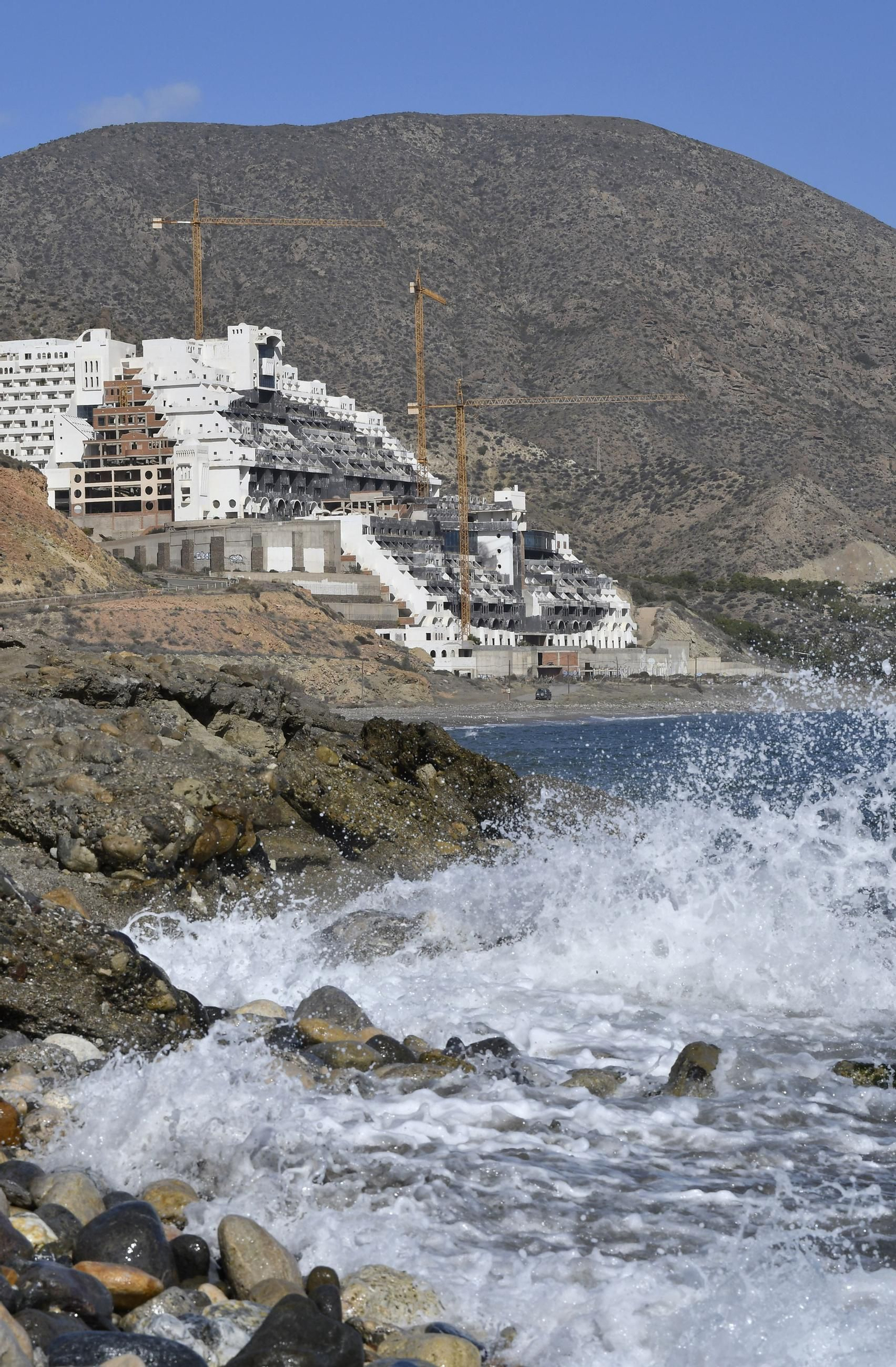 Carboneras busca secretario ante la presión judicial por el hotel del Algarrobico