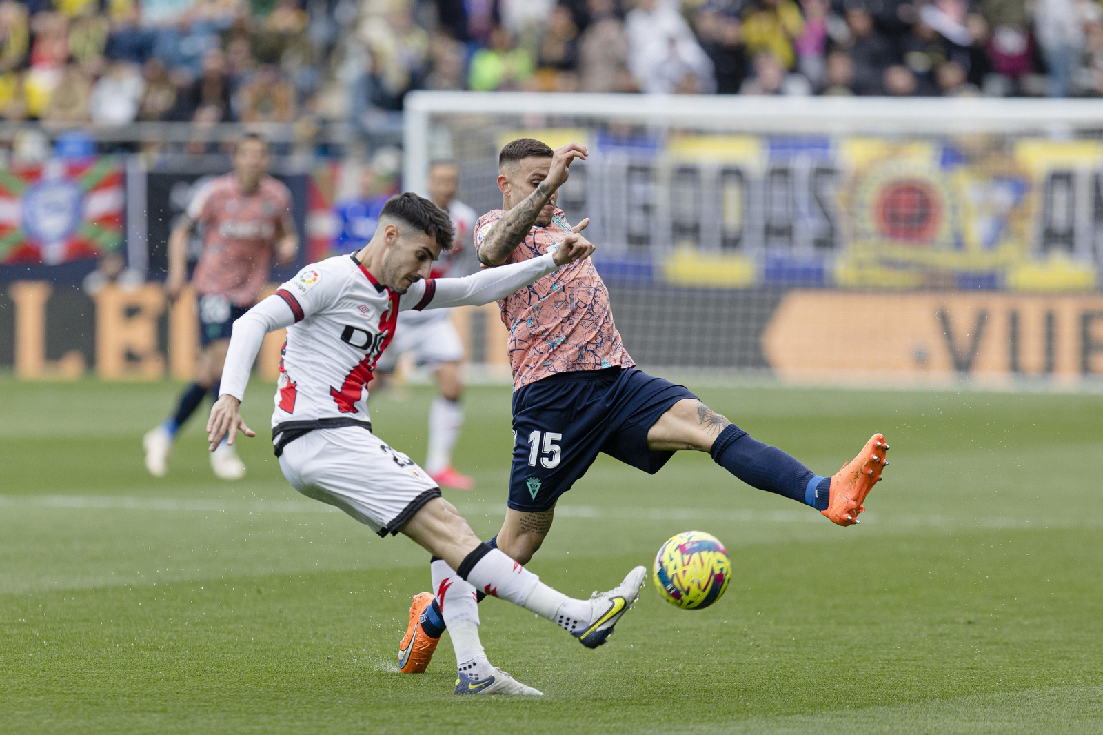 Las imágenes del partido entre el Cádiz C.F. y el Rayo Vallecano