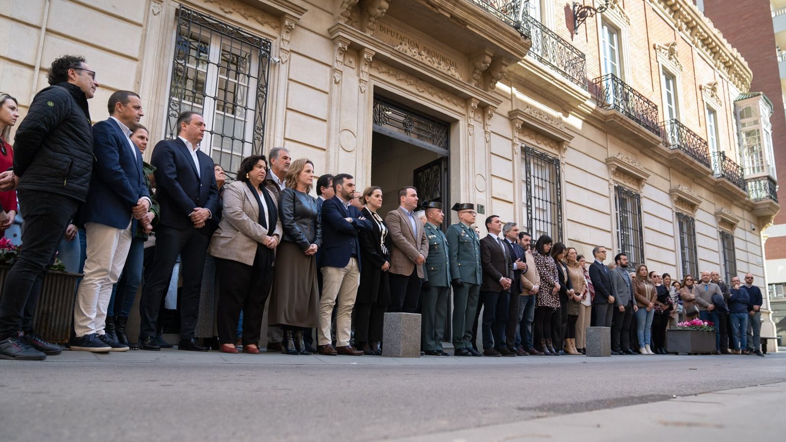 Minuto de silencio en la sede de la Diputación de Almería.