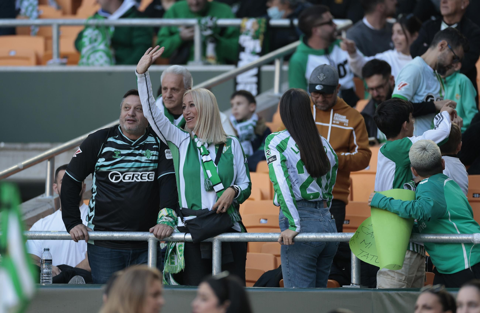 Búscate en las fotos del Betis - Girona