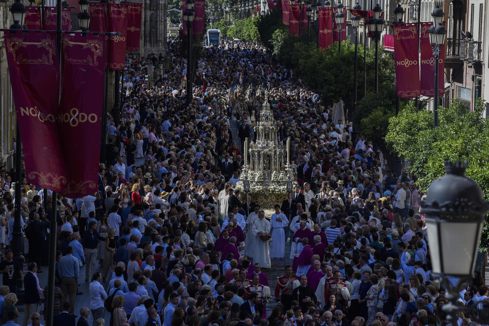 La procesión del Corpus por la Avenida de la Constitución.