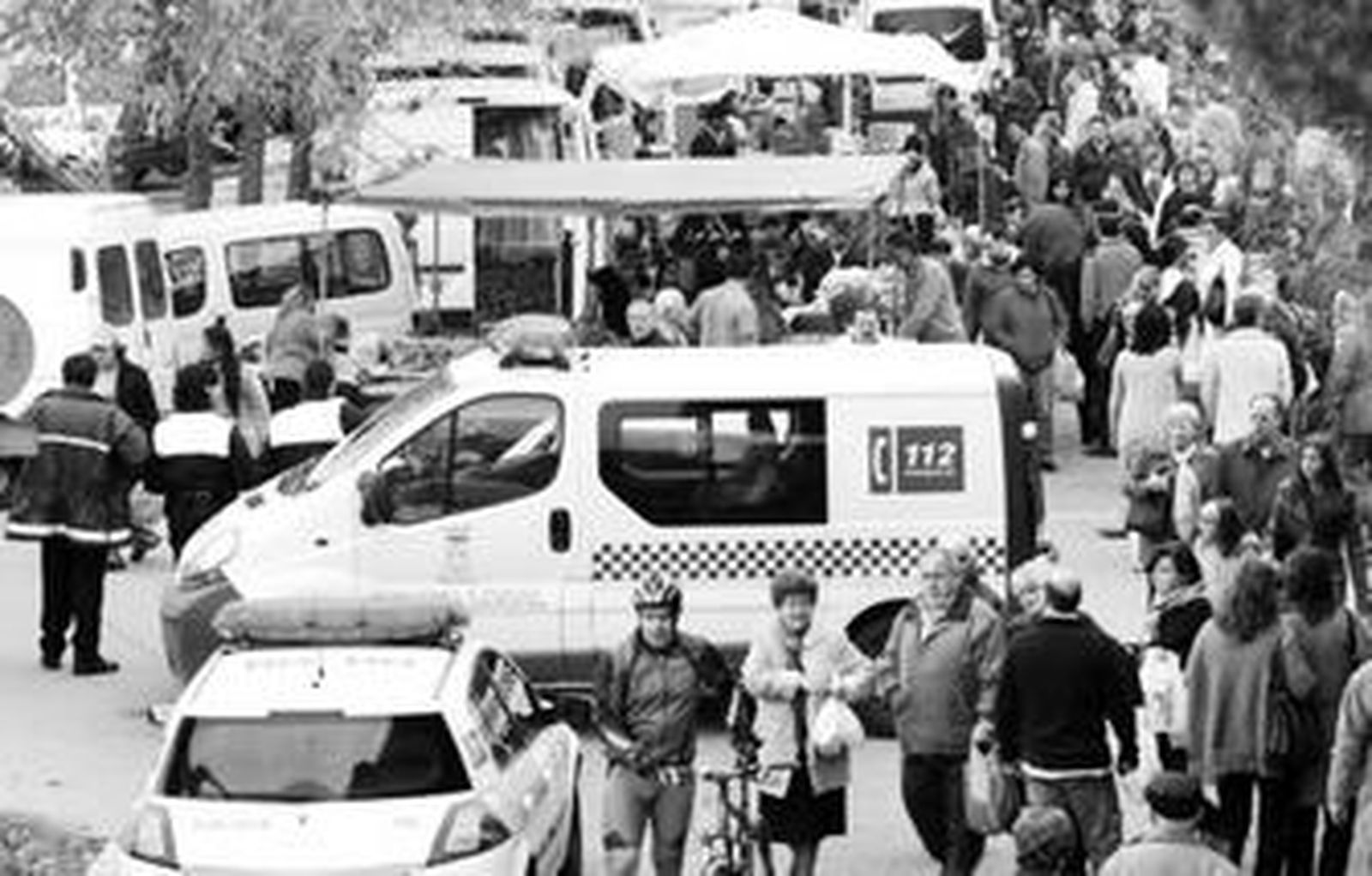 Varias unidades de la Policía Local desplegadas en un mercadillo de la ciudad, en una imagen de archivo.